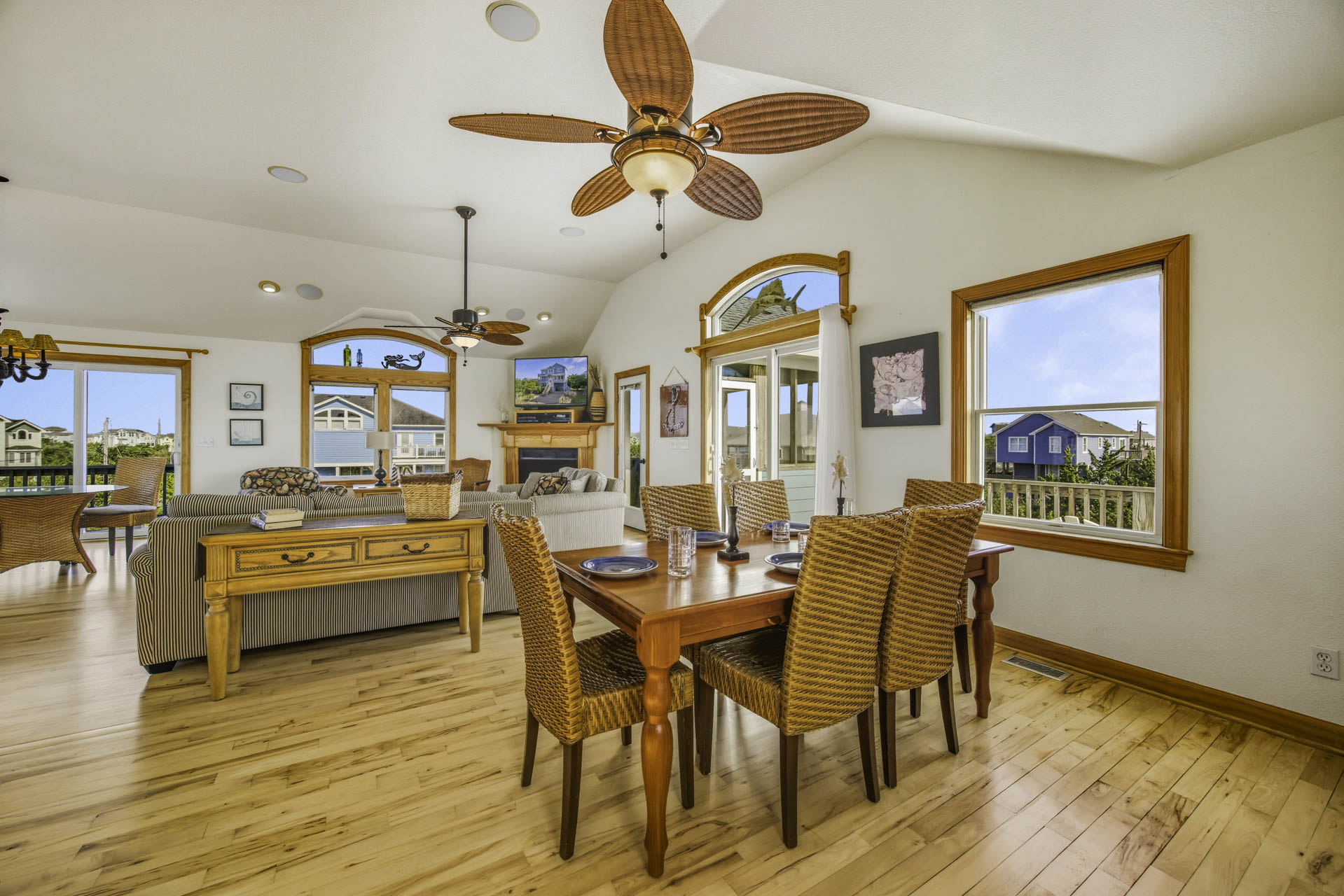 Surf Or Sound Realty 451 Five Fathoms Dining Area 3