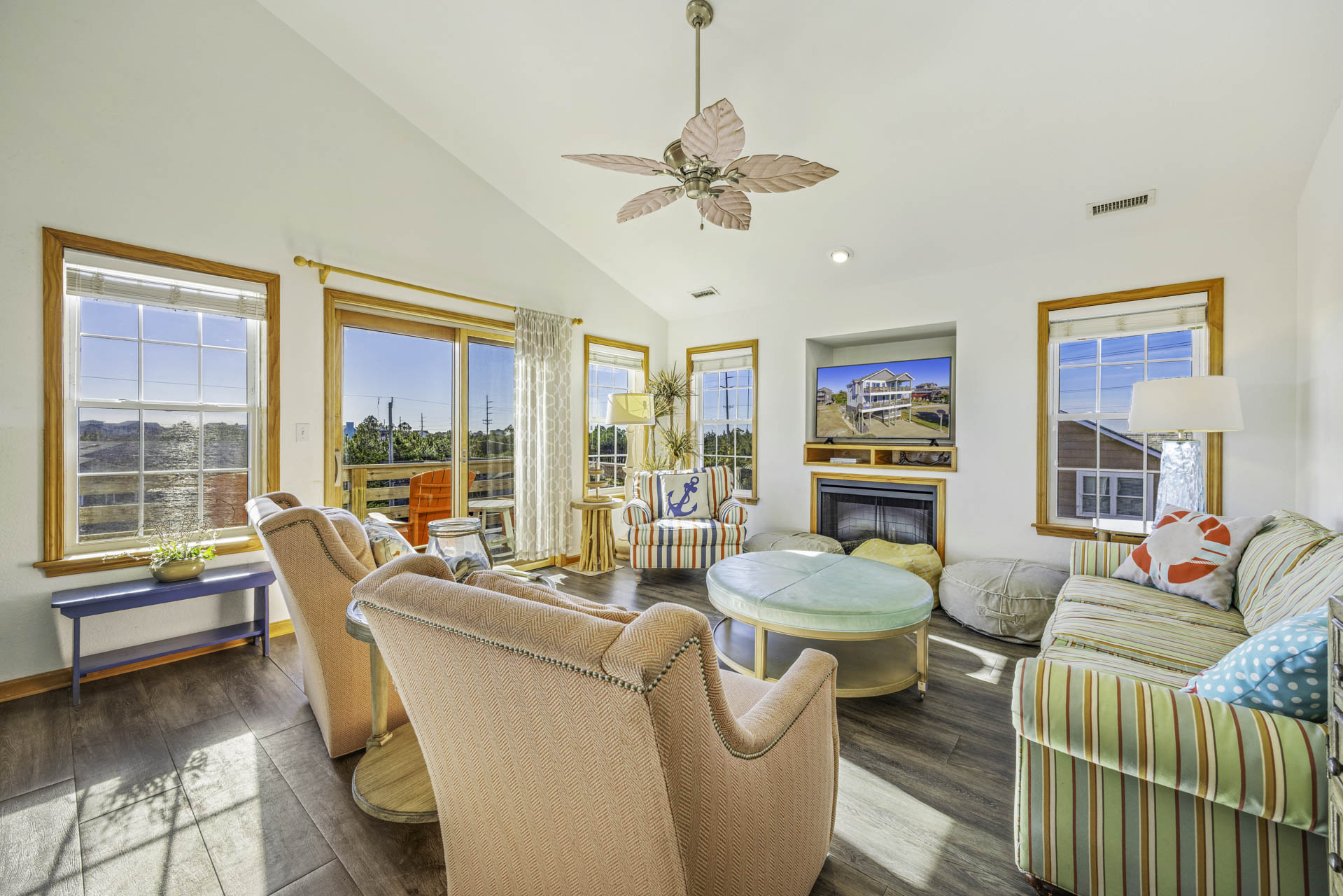 Surf Or Sound Realty 476 Changes In Attitude Great Room 1