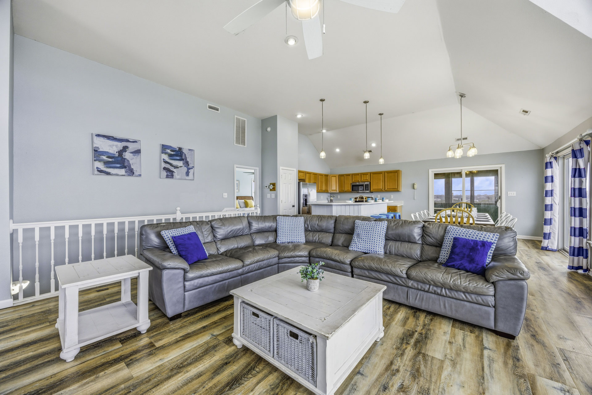 Surf Or Sound Realty 260 Gone With The Wind Great Room 3