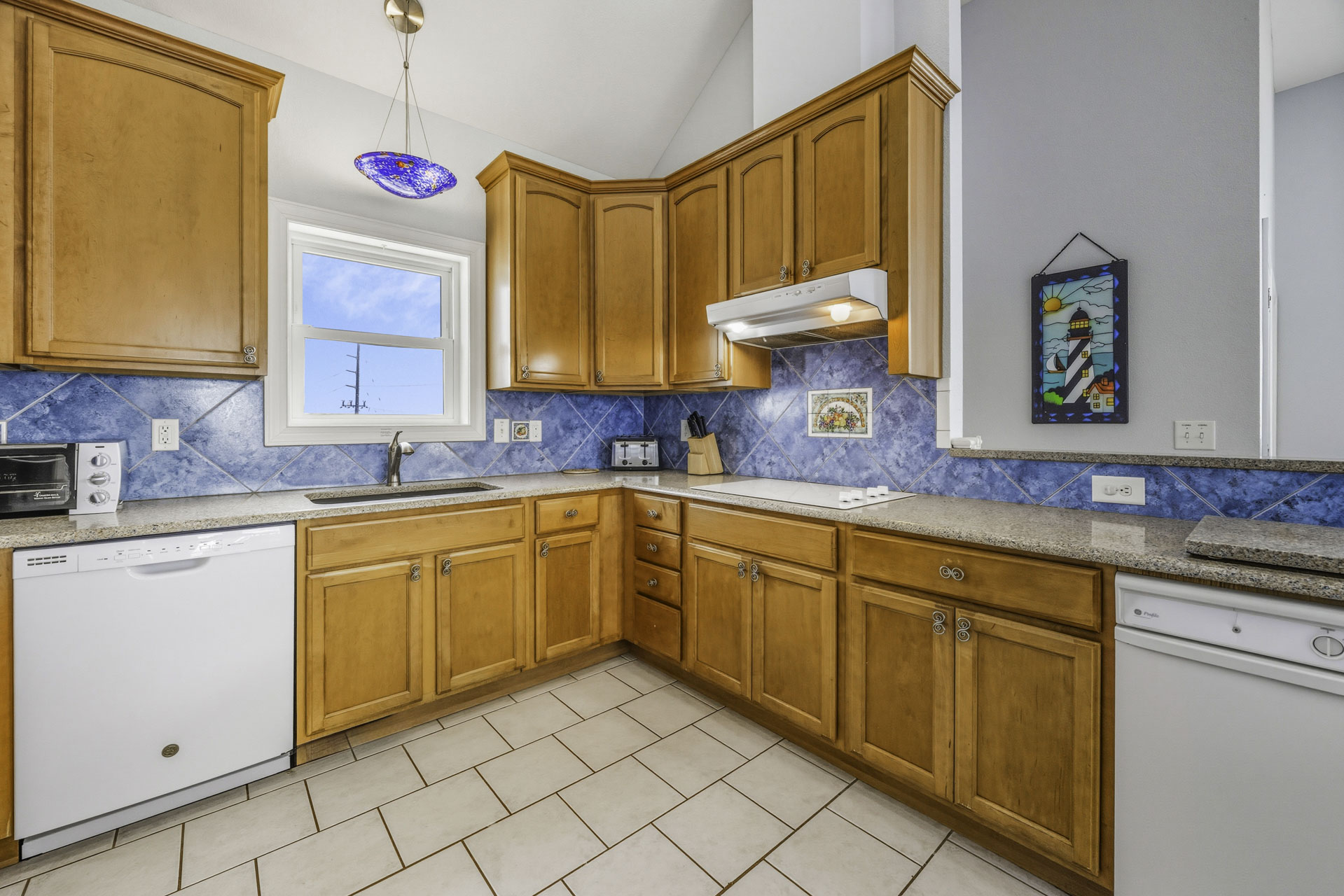 Surf Or Sound Realty 1070 Hatteras Comfort Kitchen 2