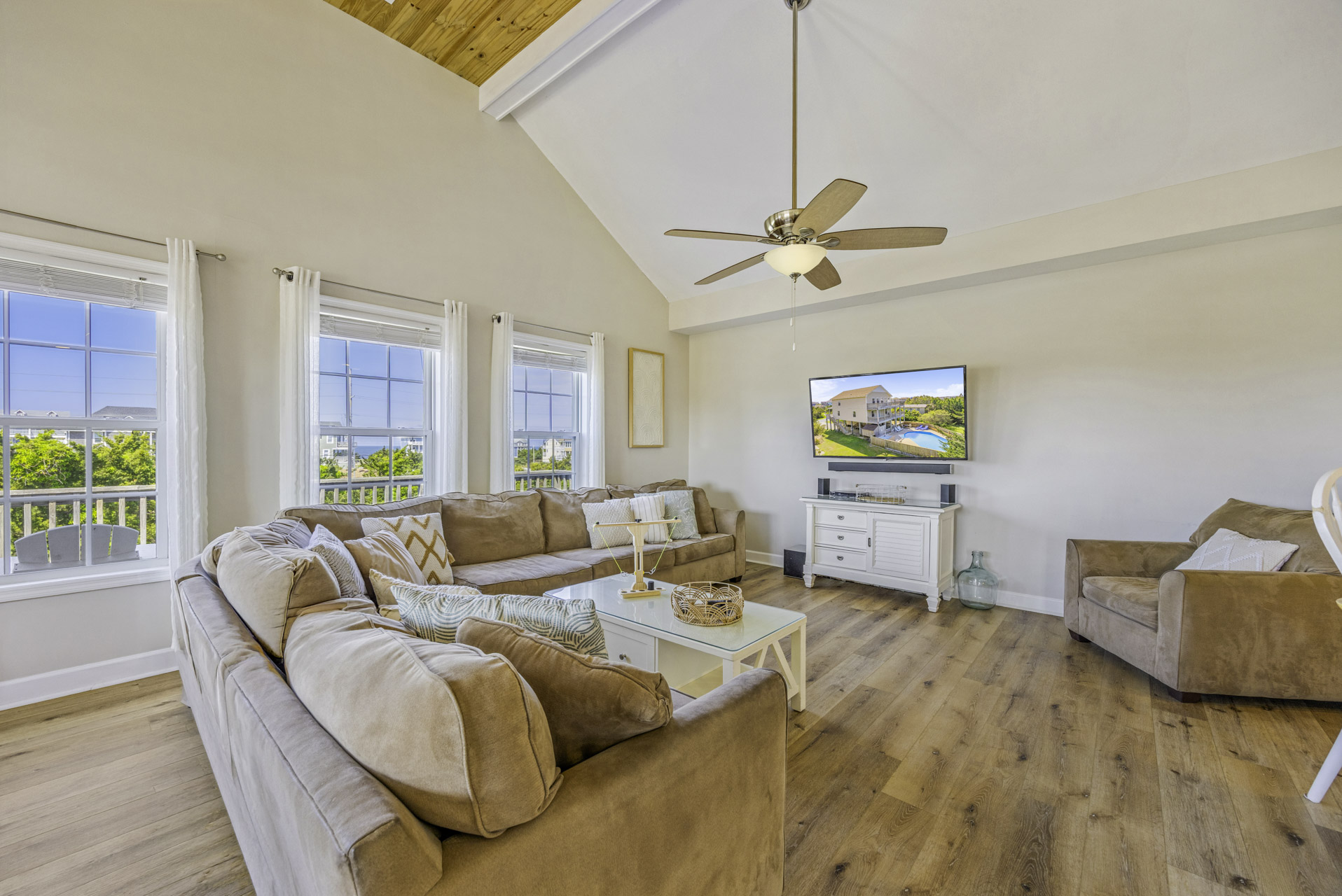 Surf Or Sound Realty 1236 Peace Of Paradise Great Room 2