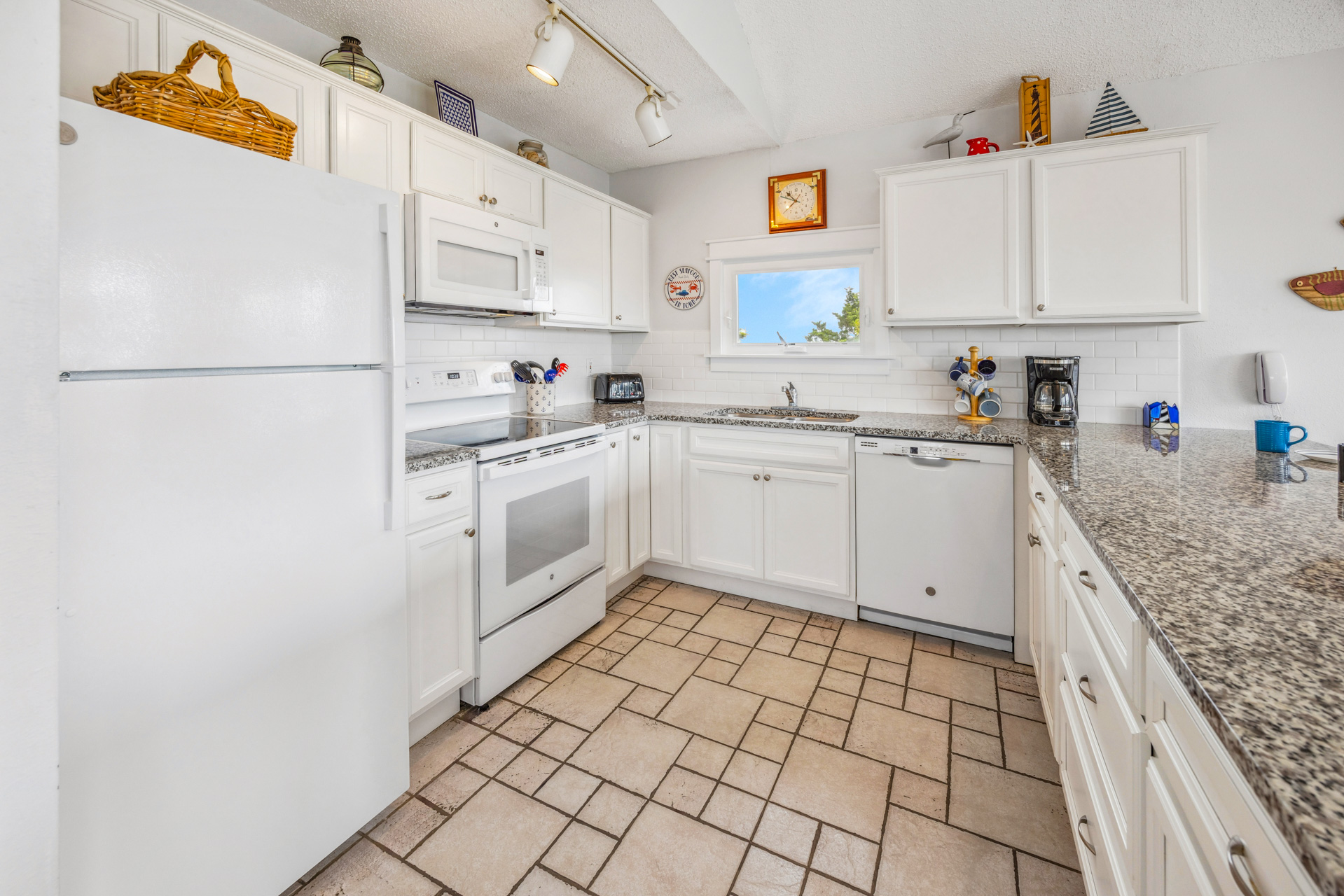 Surf Or Sound Realty 32 Ocean Escape Kitchen 2