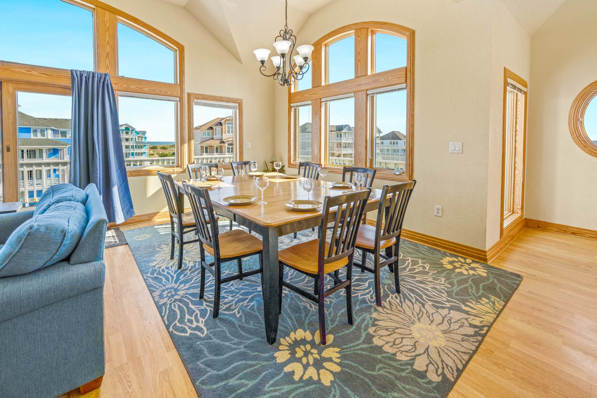 Surf Or Sound Realty 612 Yellowfin Dining Area 4