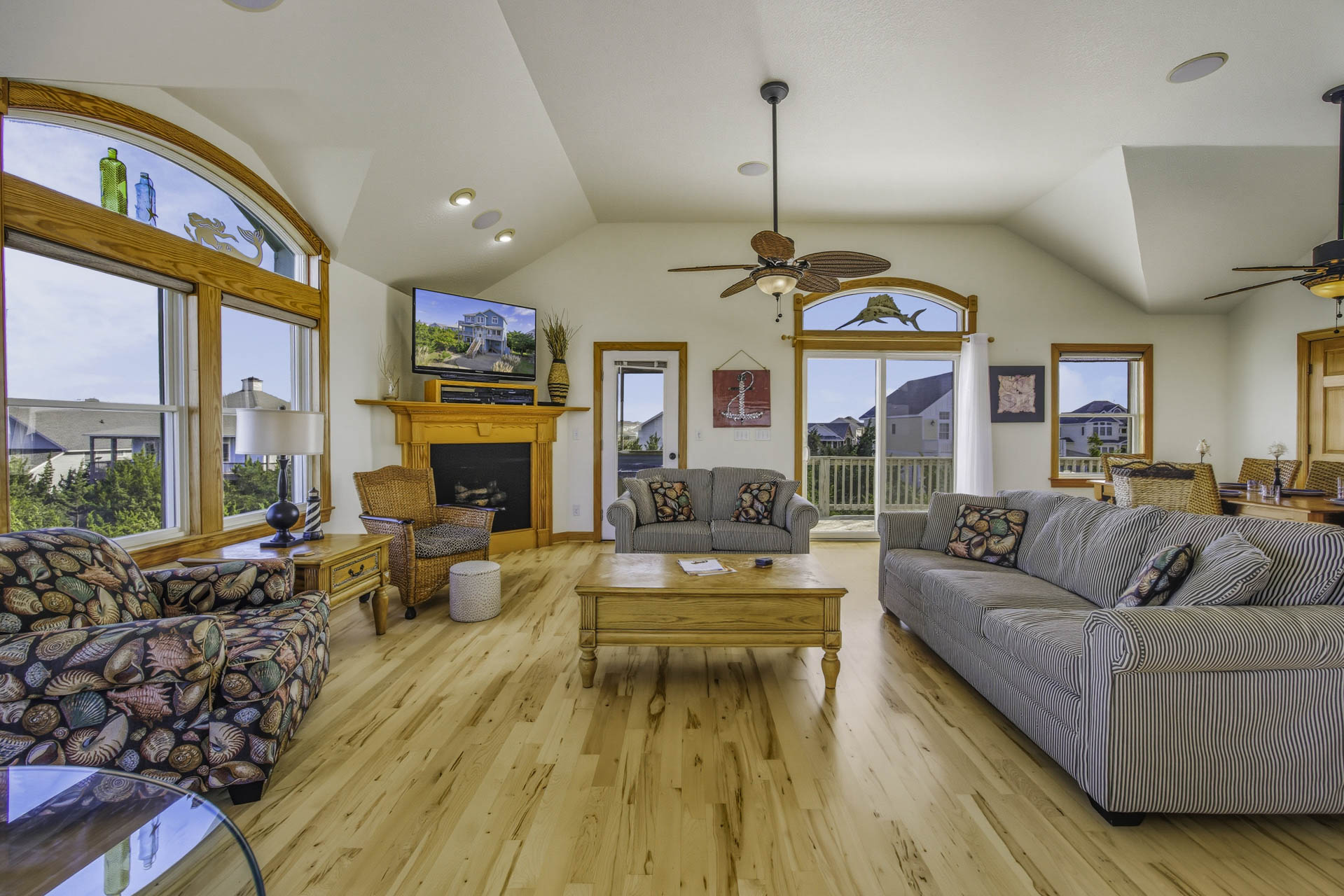 Surf Or Sound Realty 451 Five Fathoms Great Room 2