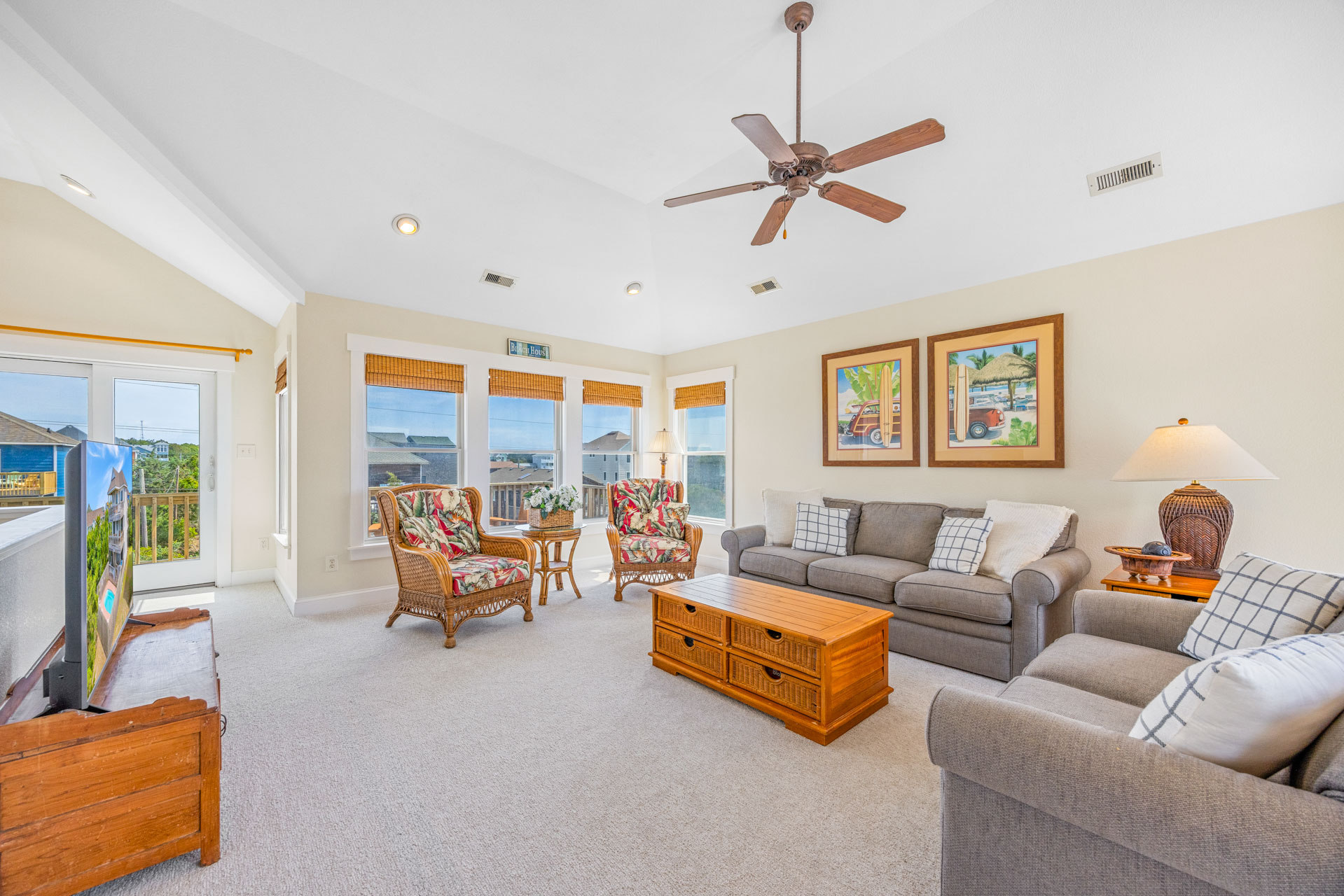 Surf Or Sound Realty 458 Waves Daze Great Room 3