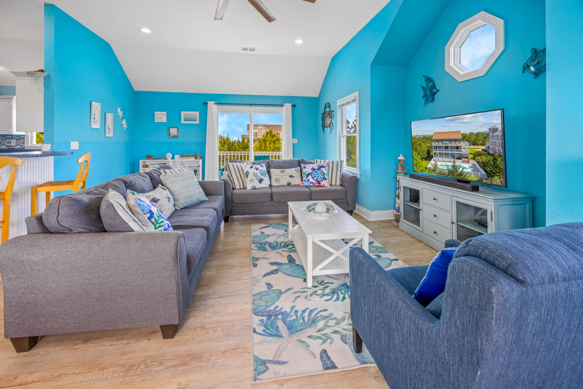 Surf Or Sound Realty 452 Isle Be Breezy Great Room 2