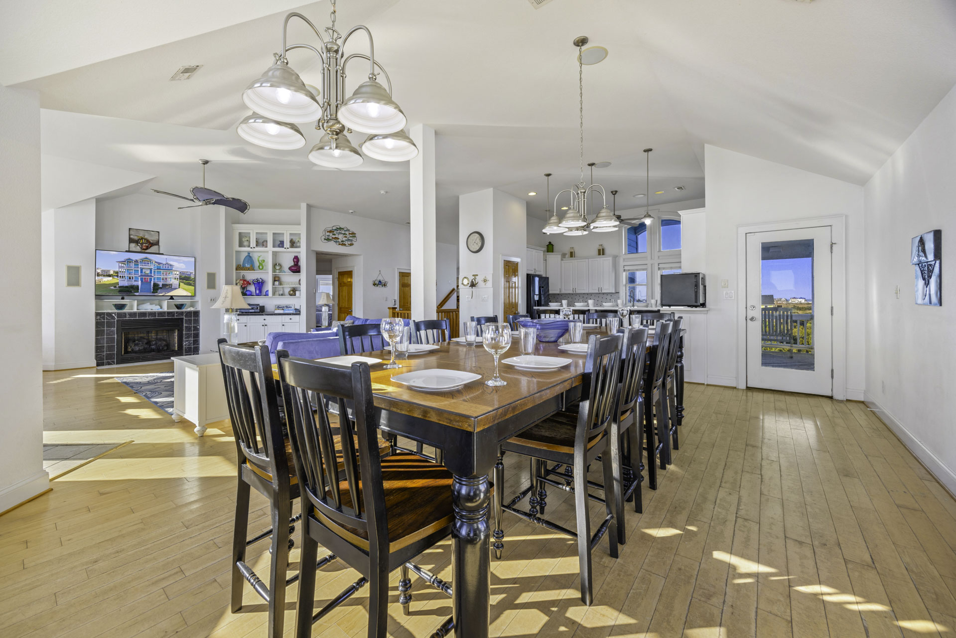 Surf Or Sound Realty 534 Peaceful Retreat Dining Area 2