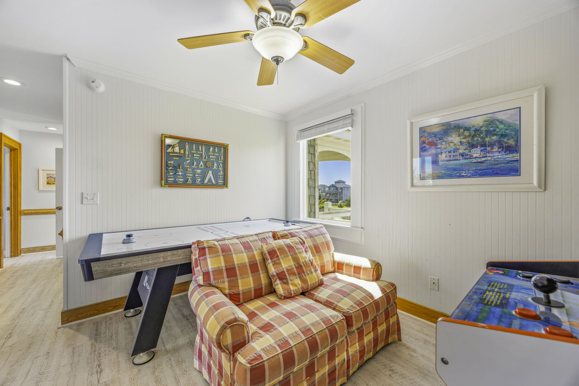 Surf Or Sound Realty 1040 Dolphins Watch Great Room 2 2