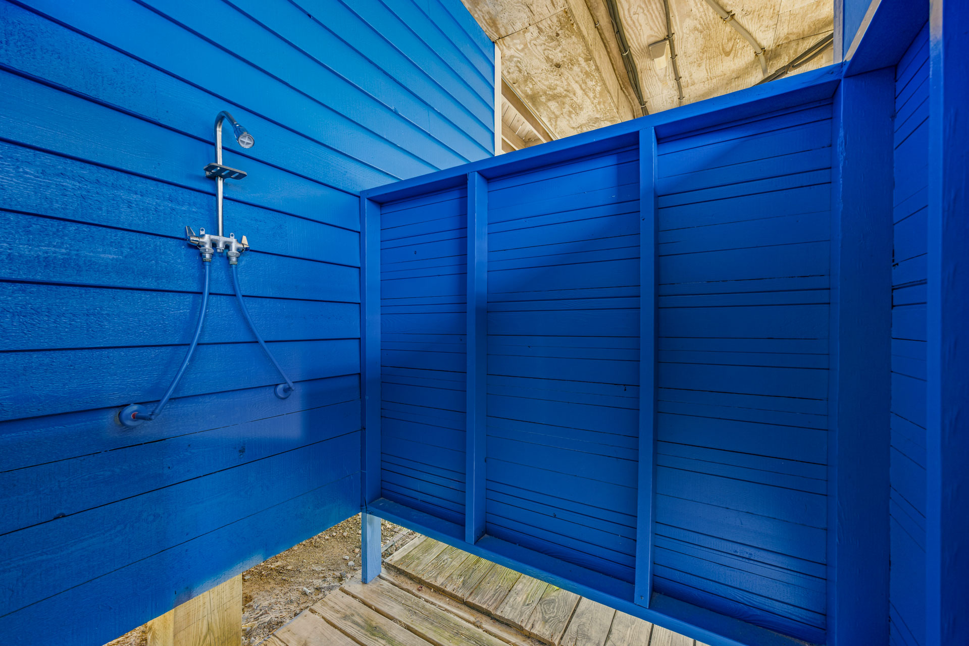 Surf Or Sound Realty 1245 Blue Wahoo Outdoor Shower