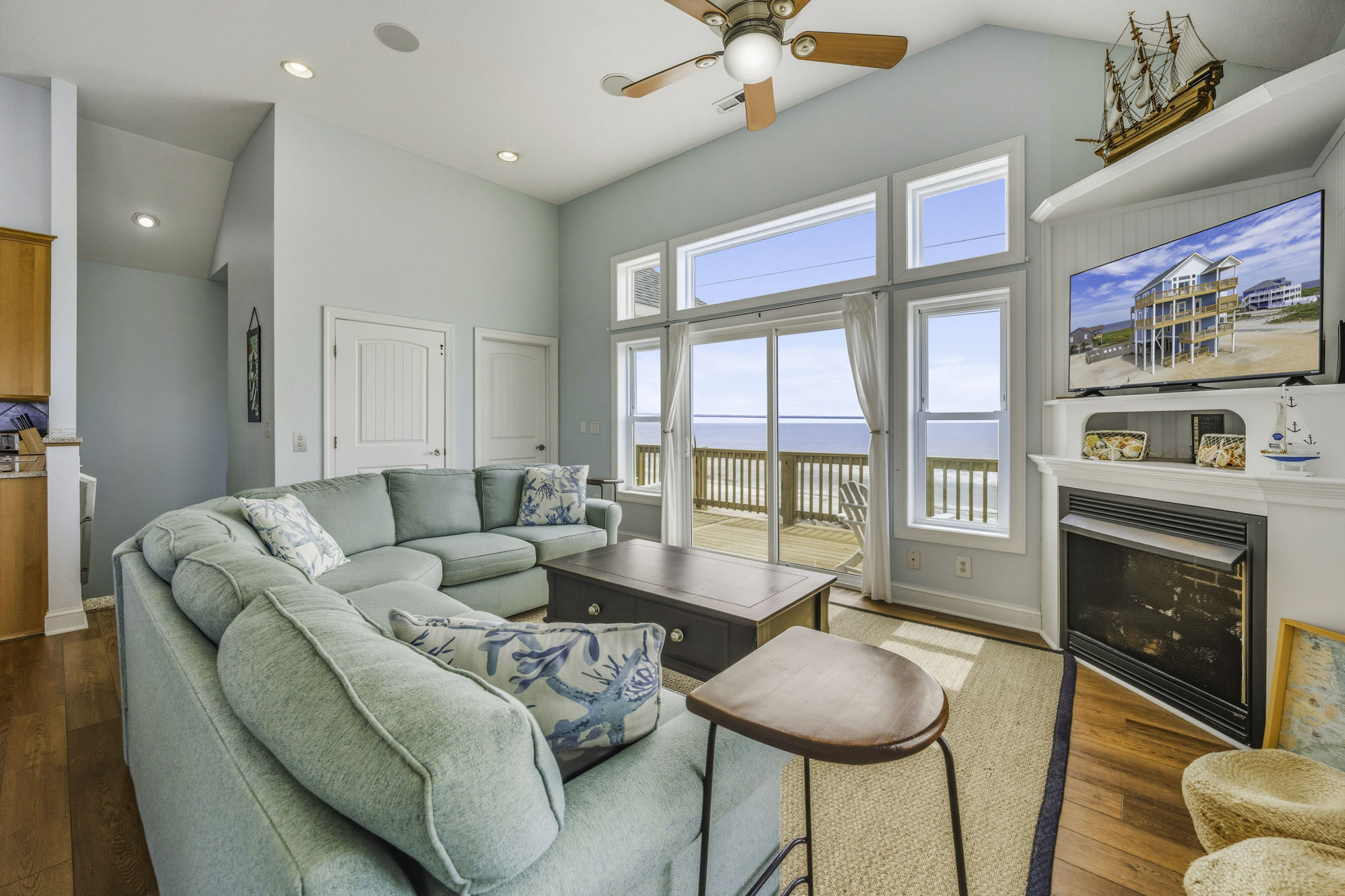Surf Or Sound Realty 1070 Hatteras Comfort Great Room 4