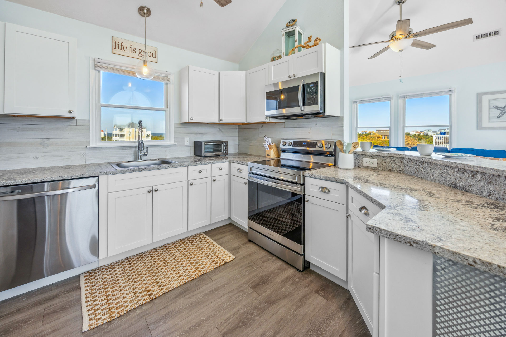Surf Or Sound Realty 262 Endless Summer Kitchen 3