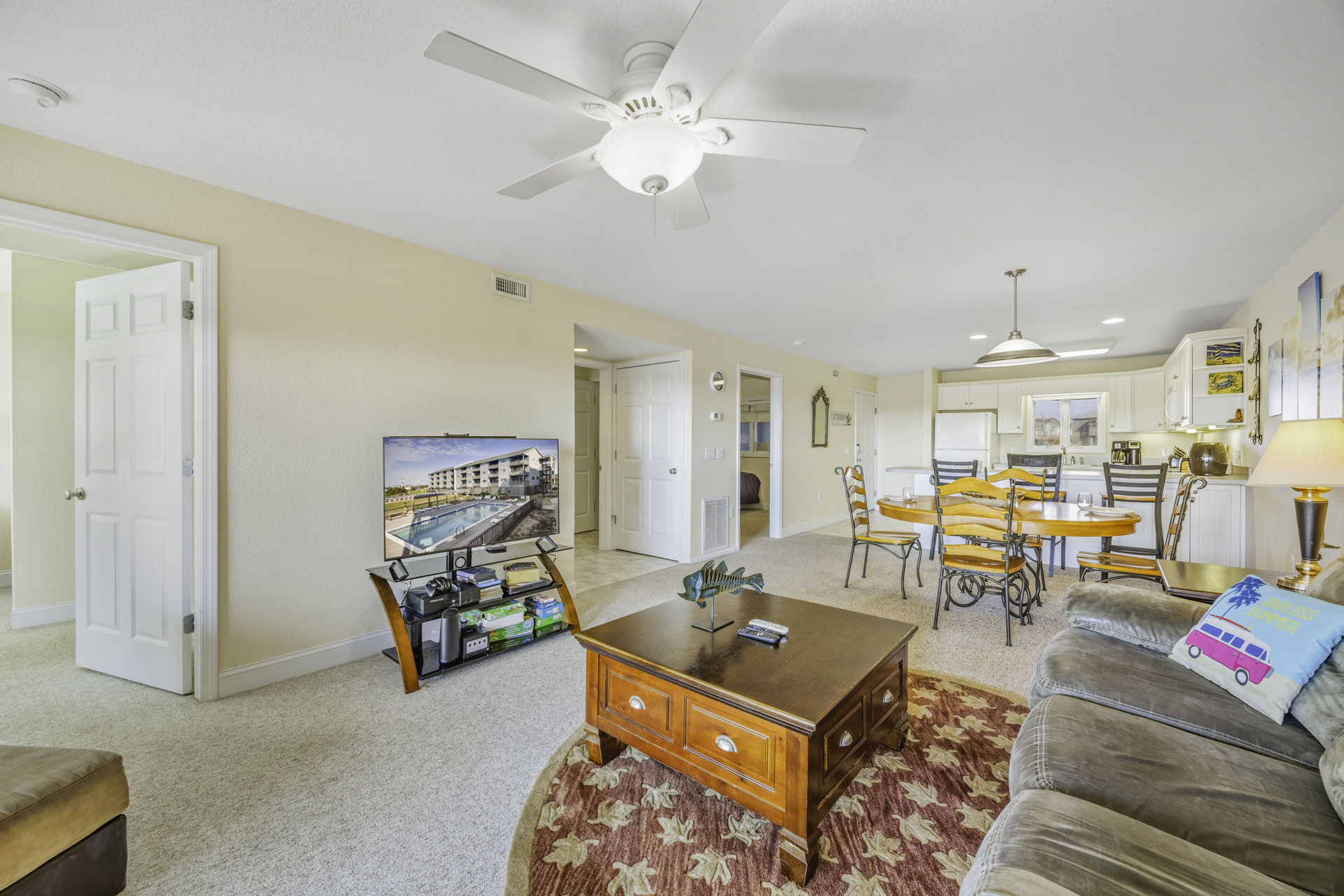 Surf Or Sound Realty 627 Isle Awhile Great Room 4