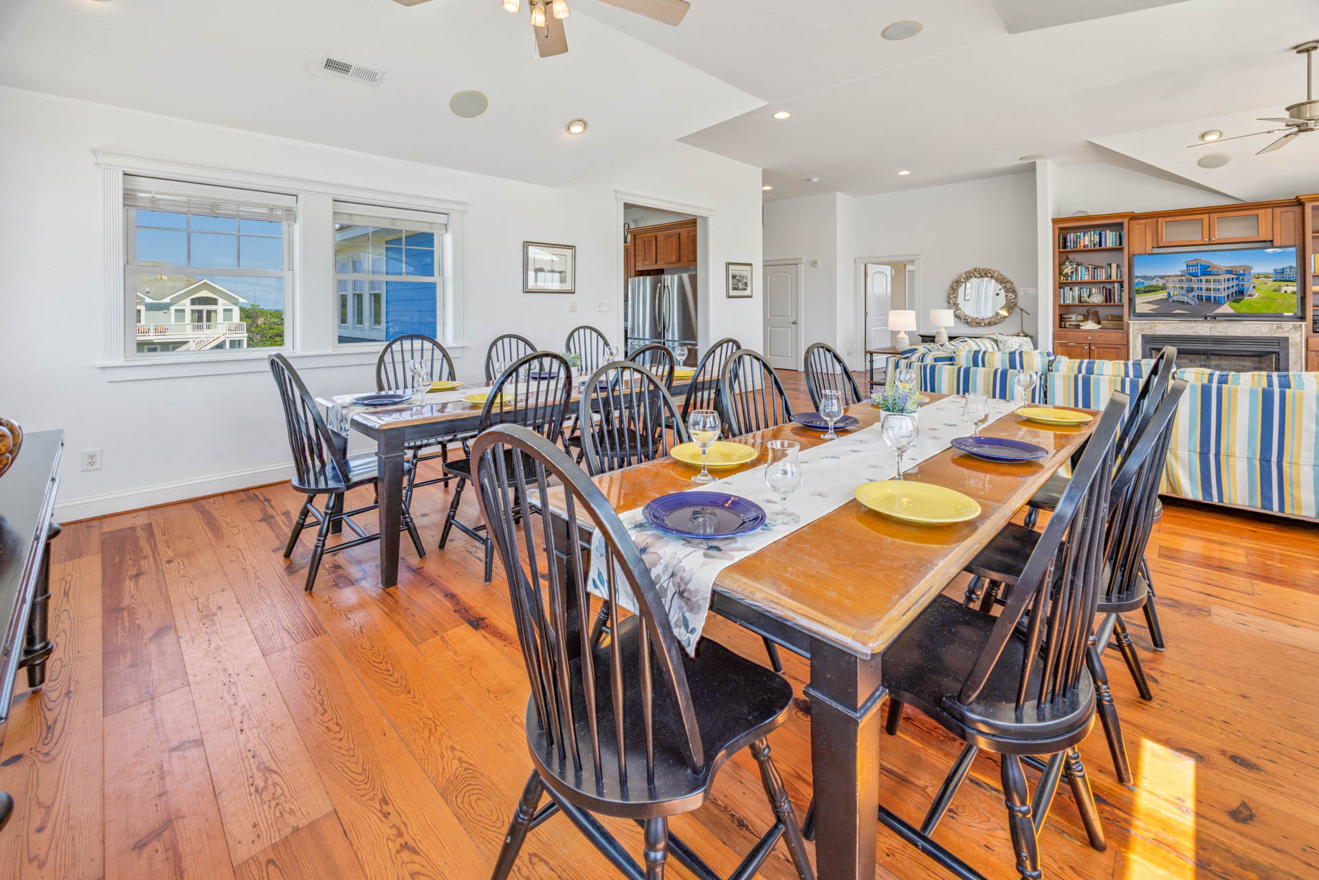 Surf Or Sound Realty 564 High Seas Dining Area 2
