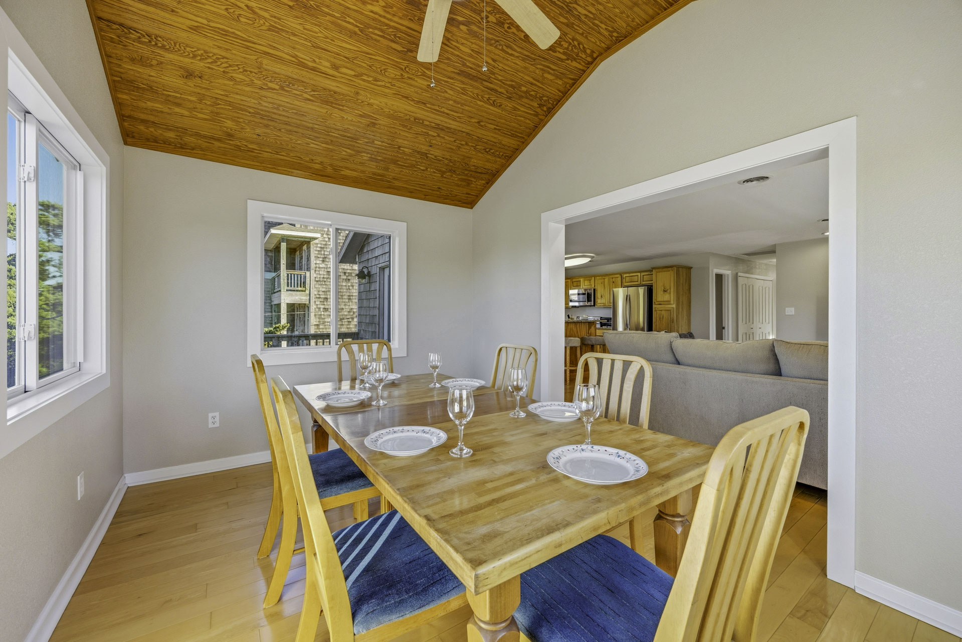 Surf Or Sound Realty 922 Soulshine Dining Area 2