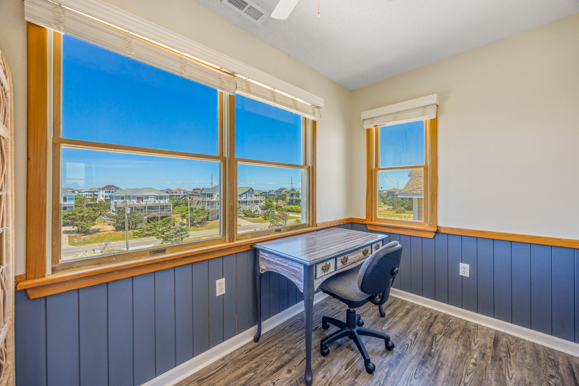 Surf Or Sound Realty 1111 Beachfront Pirates Workstation
