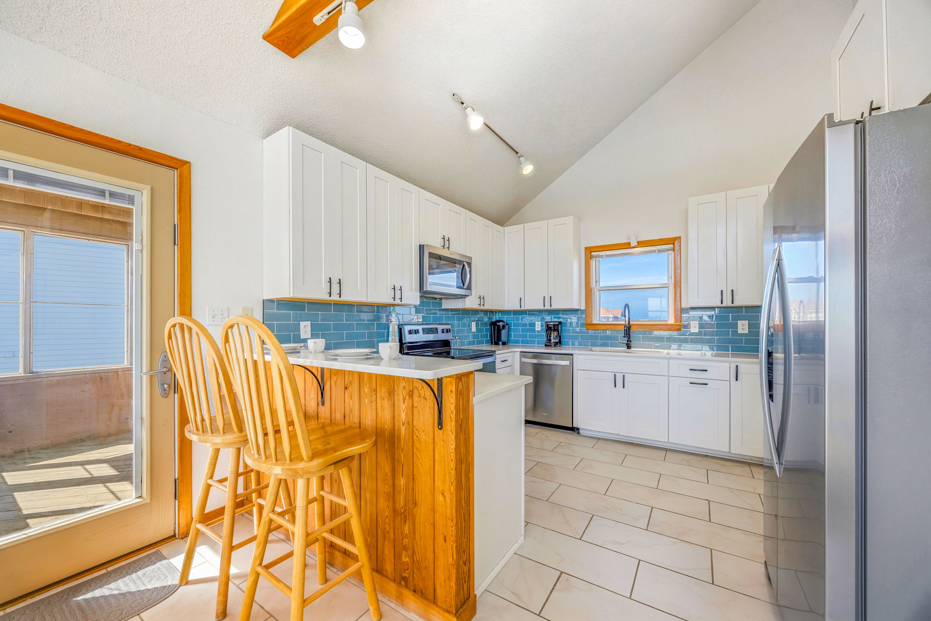 Surf Or Sound Realty 1041 Big Wednesday Kitchen 4