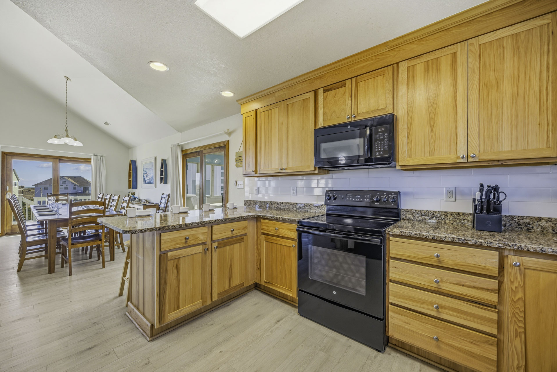 Surf Or Sound Realty 201 Blue Waves Kitchen 4