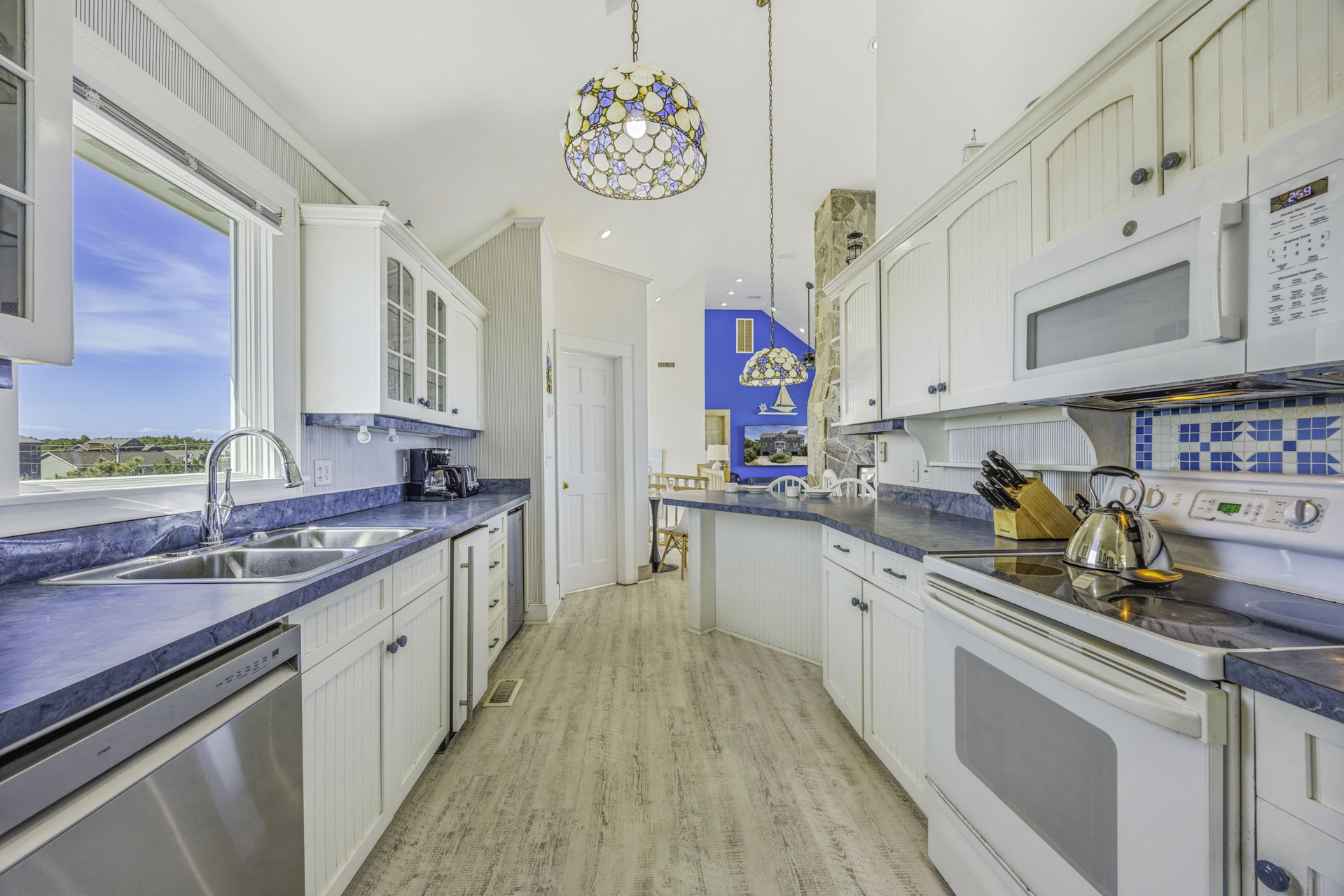 Surf Or Sound Realty 1040 Dolphins Watch Kitchen 2