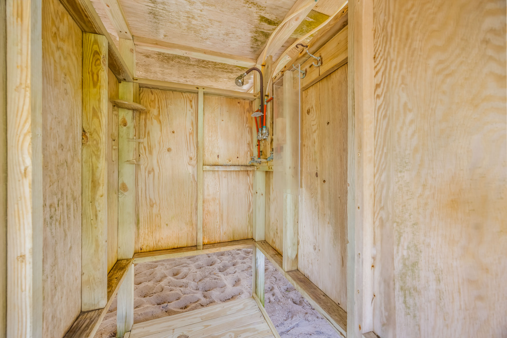 Surf Or Sound Realty 134 Aquarius Outdoor Shower