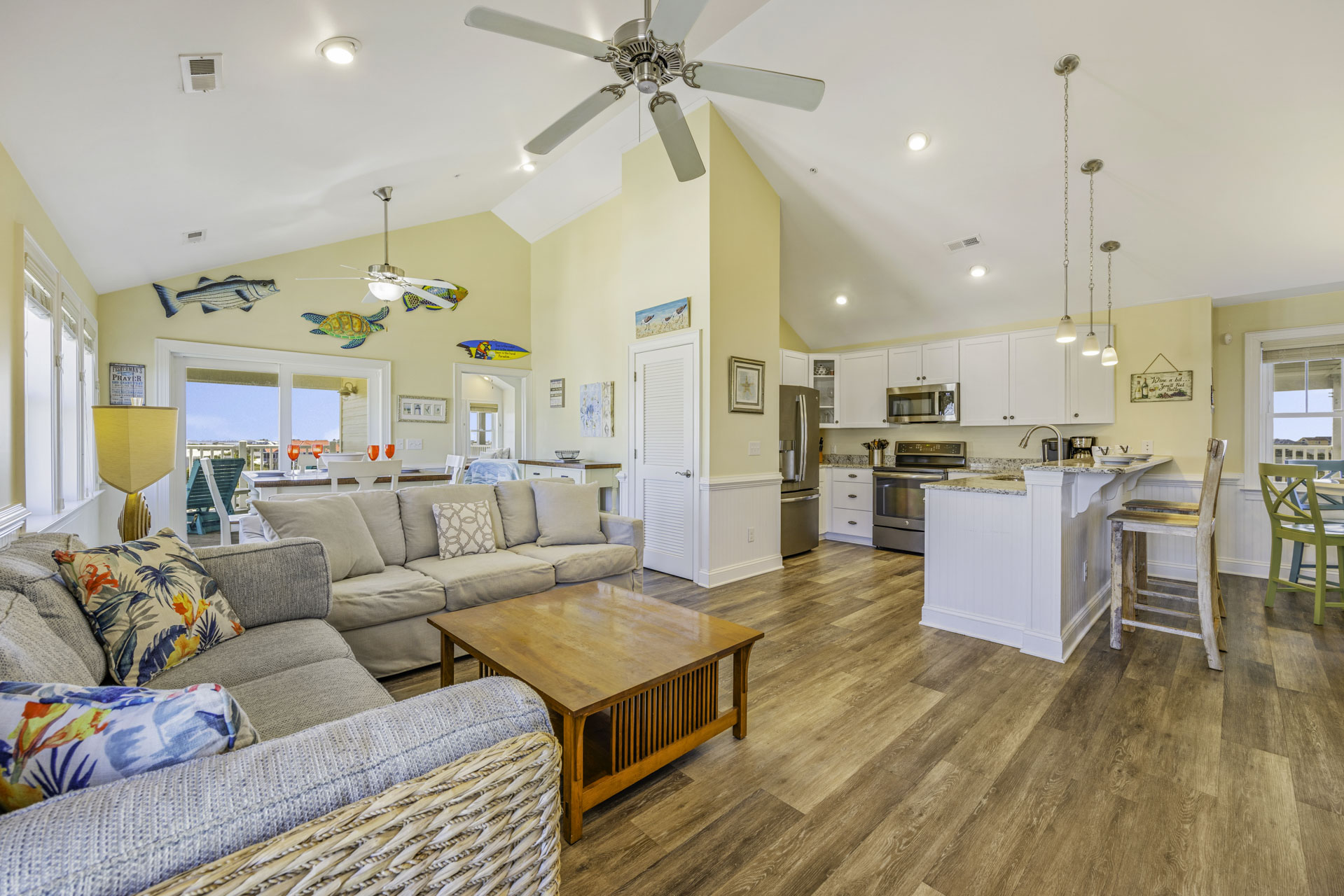 Surf Or Sound Realty 1104 Bay Dream Believer Great Room 2