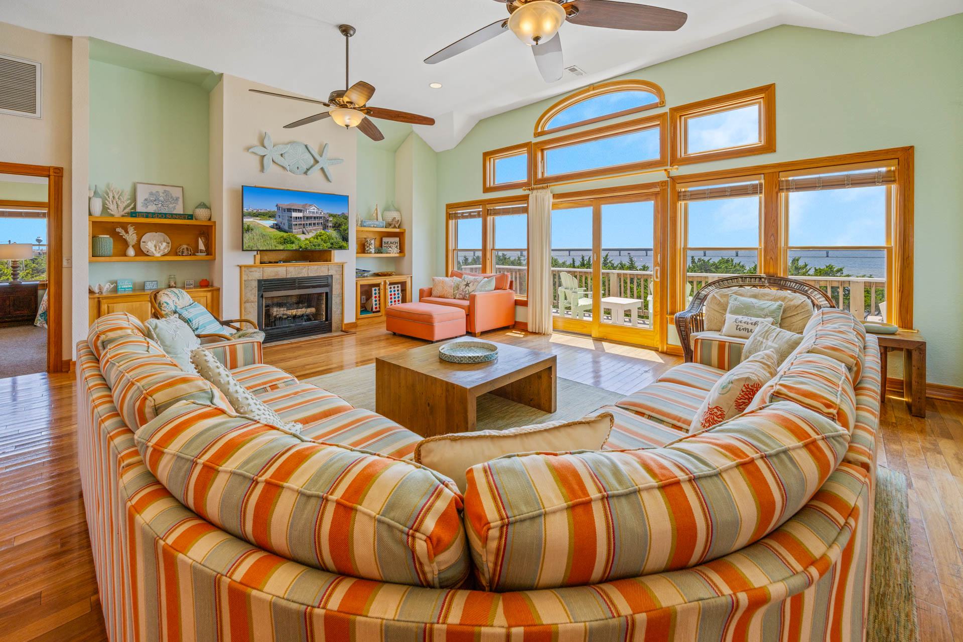 Surf Or Sound Realty 566 La Familia Great Room 4