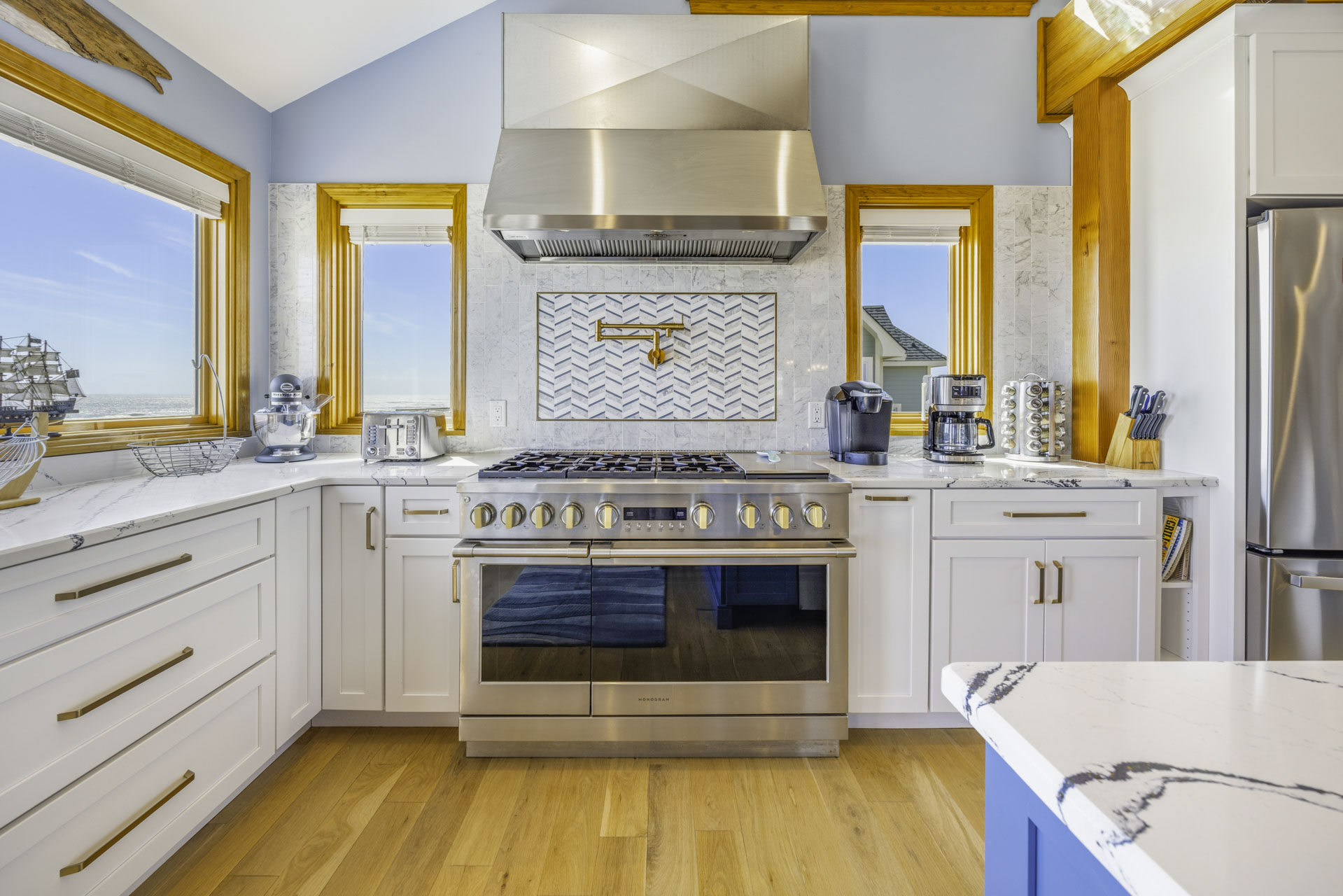 Surf Or Sound Realty 1025 Pflueger's Lure Kitchen 3