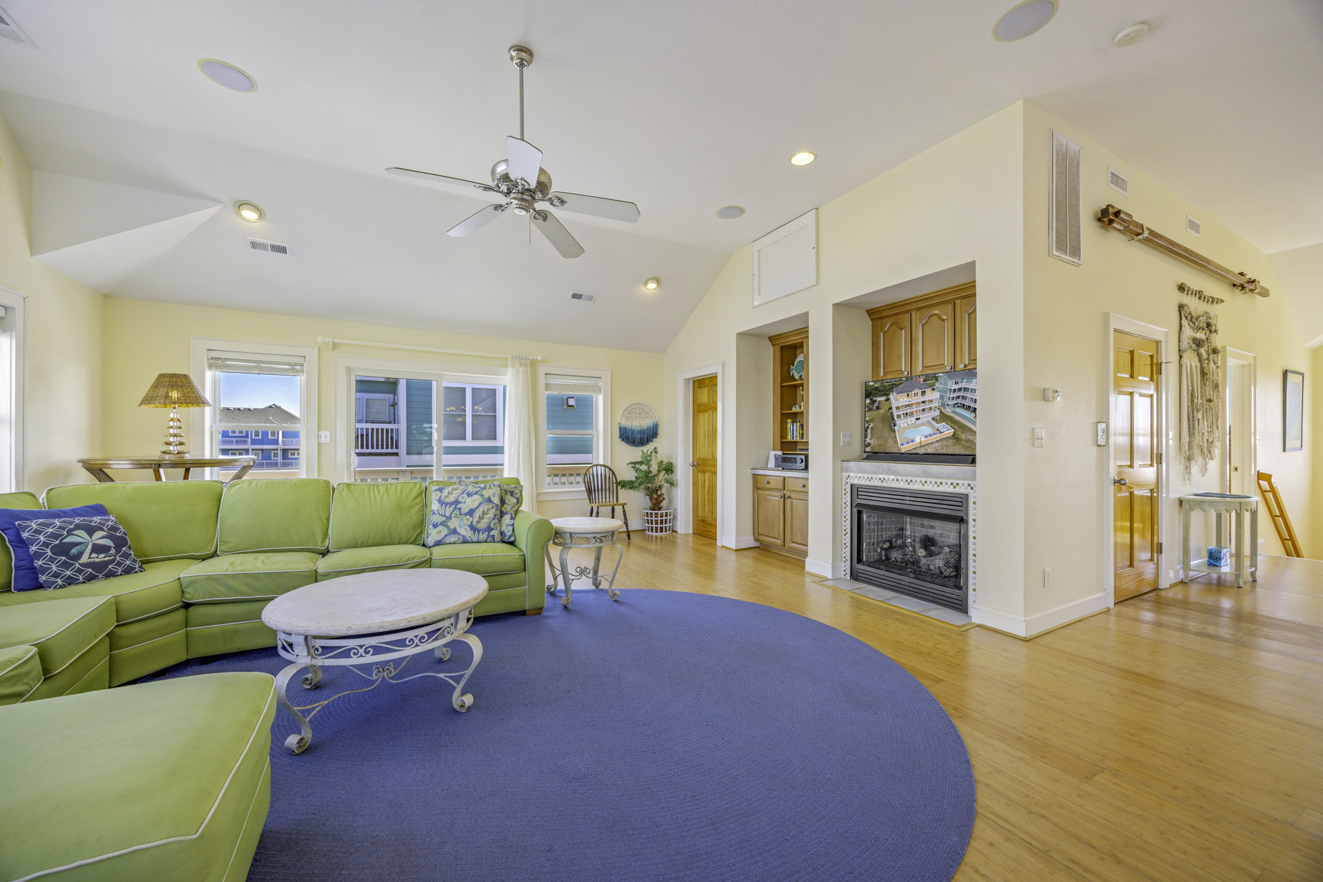 Surf Or Sound Realty 499 Jamaican Me Happy Great Room 2