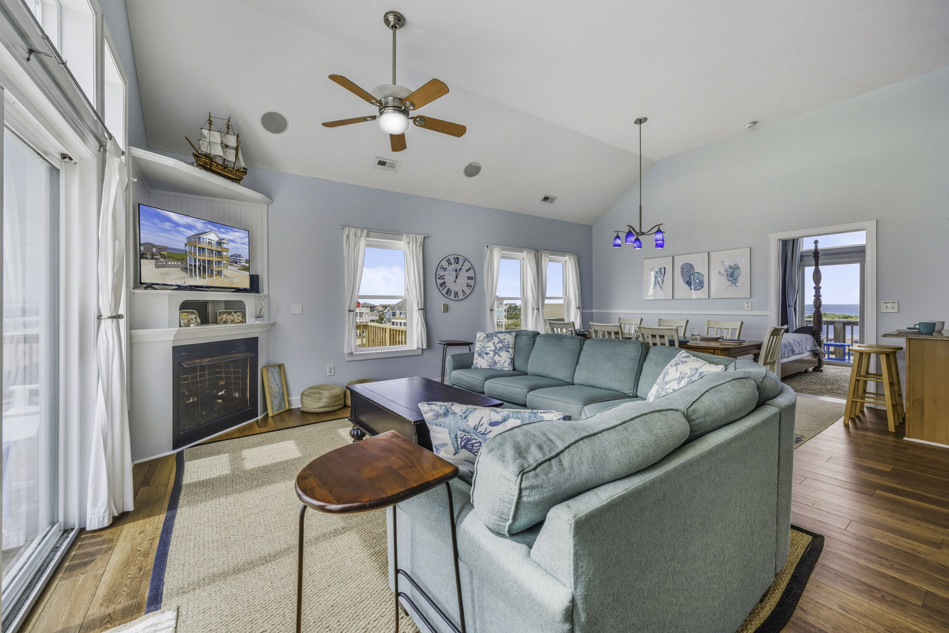 Surf Or Sound Realty 1070 Hatteras Comfort Great Room 2