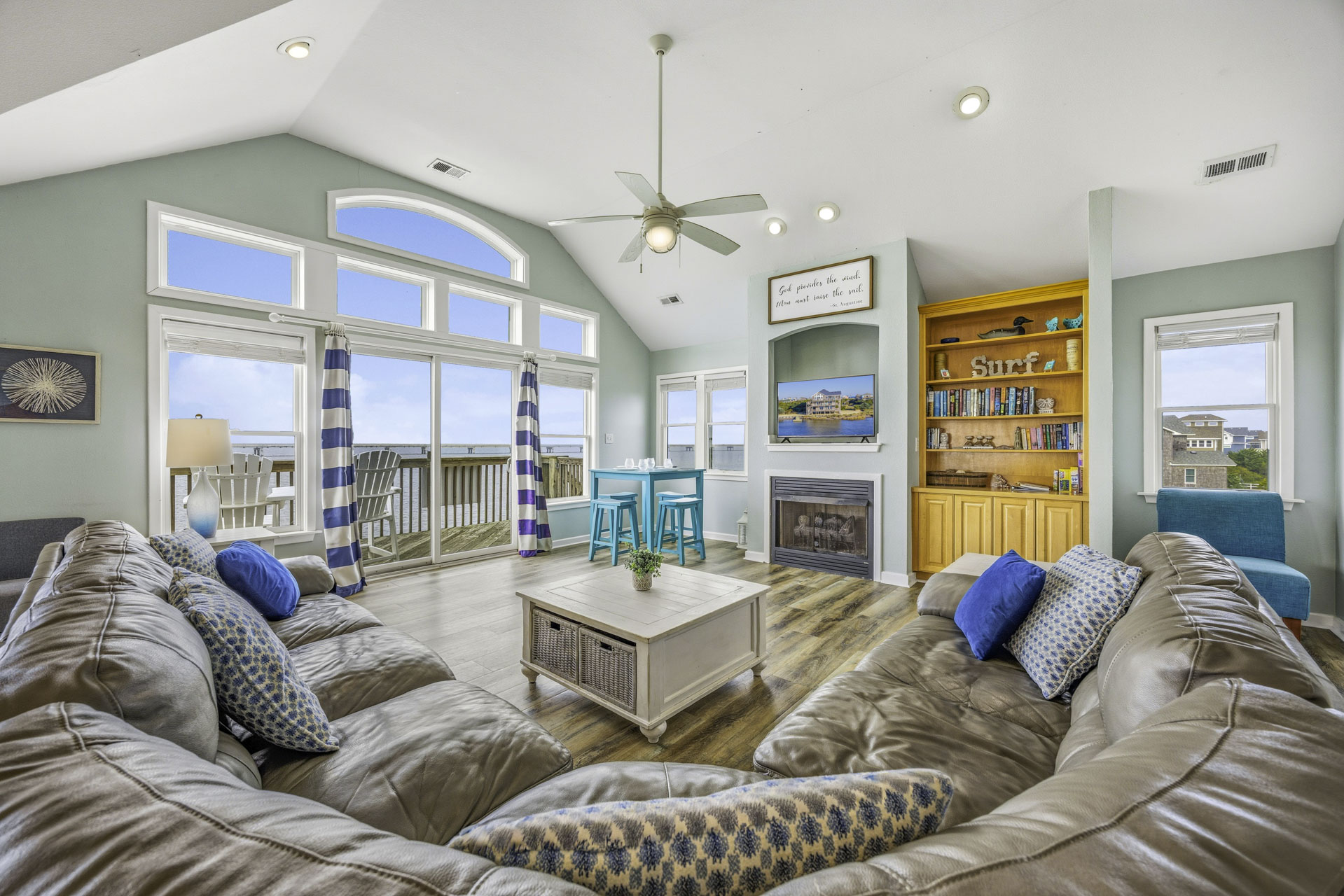 Surf Or Sound Realty 260 Gone With The Wind Great Room 1