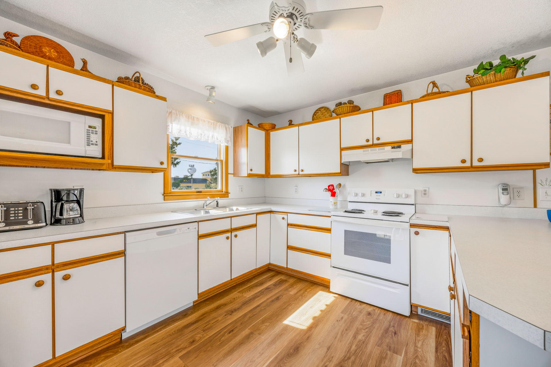 Surf Or Sound Realty 1252 Tern Inn Kitchen 3
