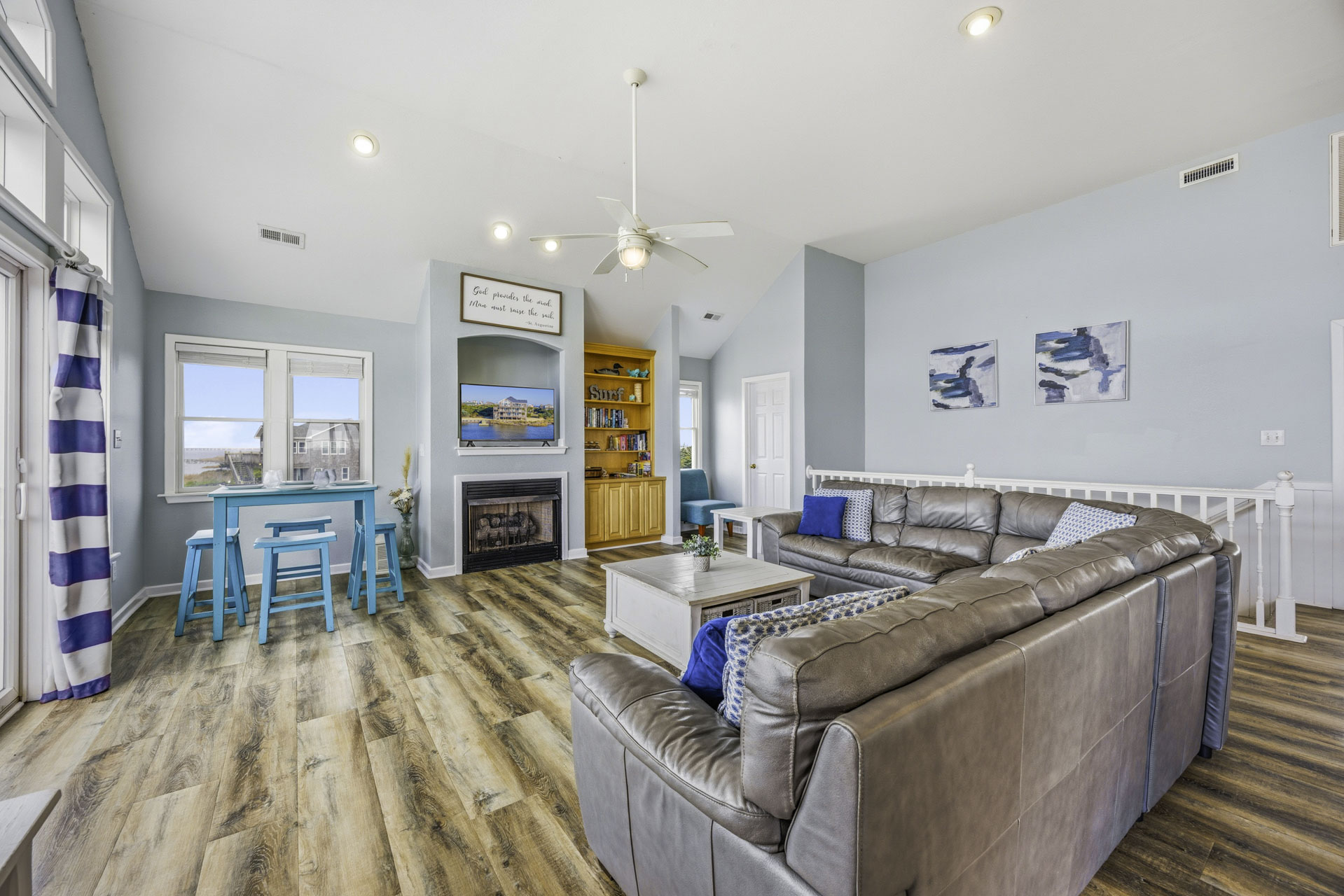 Surf Or Sound Realty 260 Gone With The Wind Great Room 2