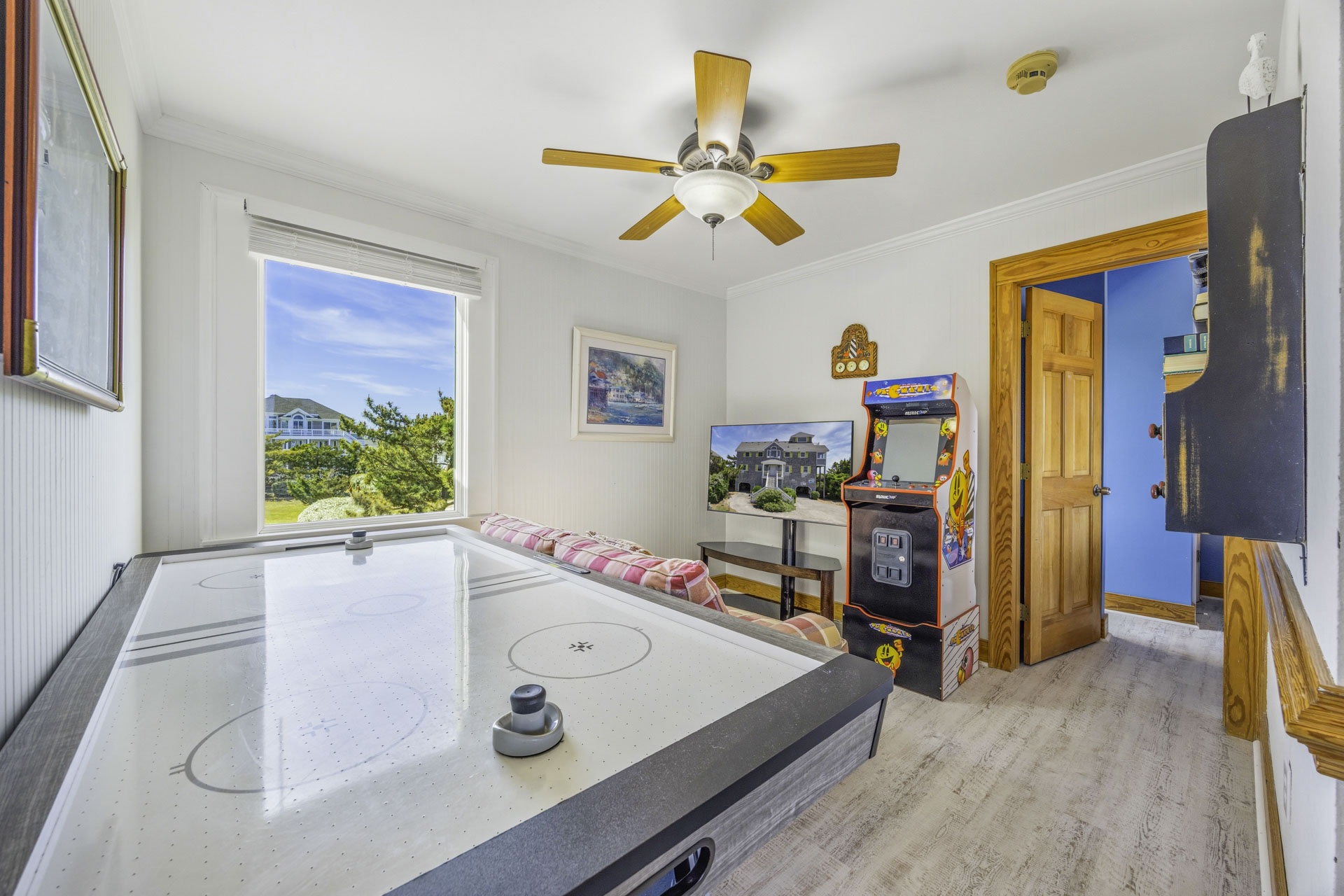 Surf Or Sound Realty 1040 Dolphins Watch Great Room 1 2