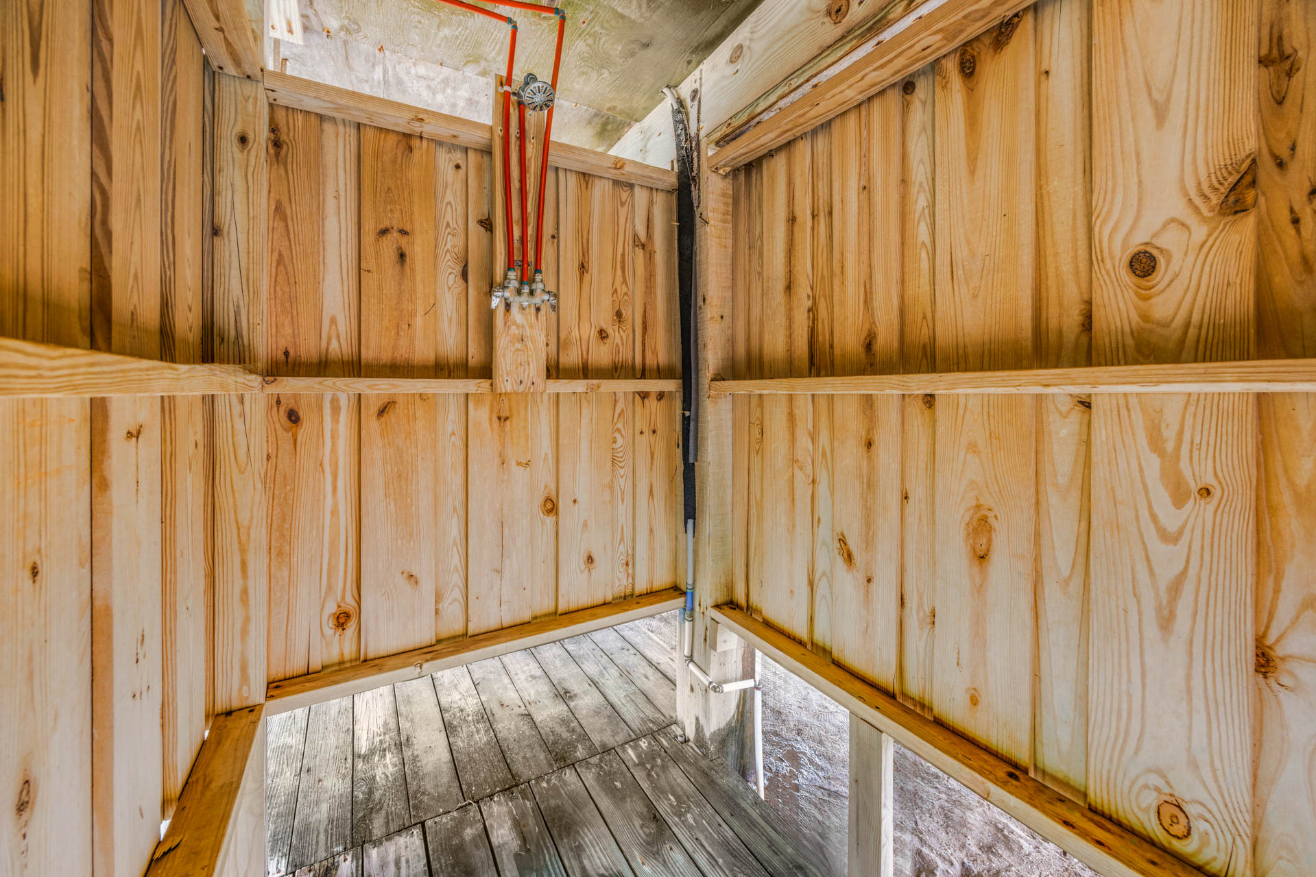 Surf Or Sound Realty 276 Penguin Point Outdoor Shower