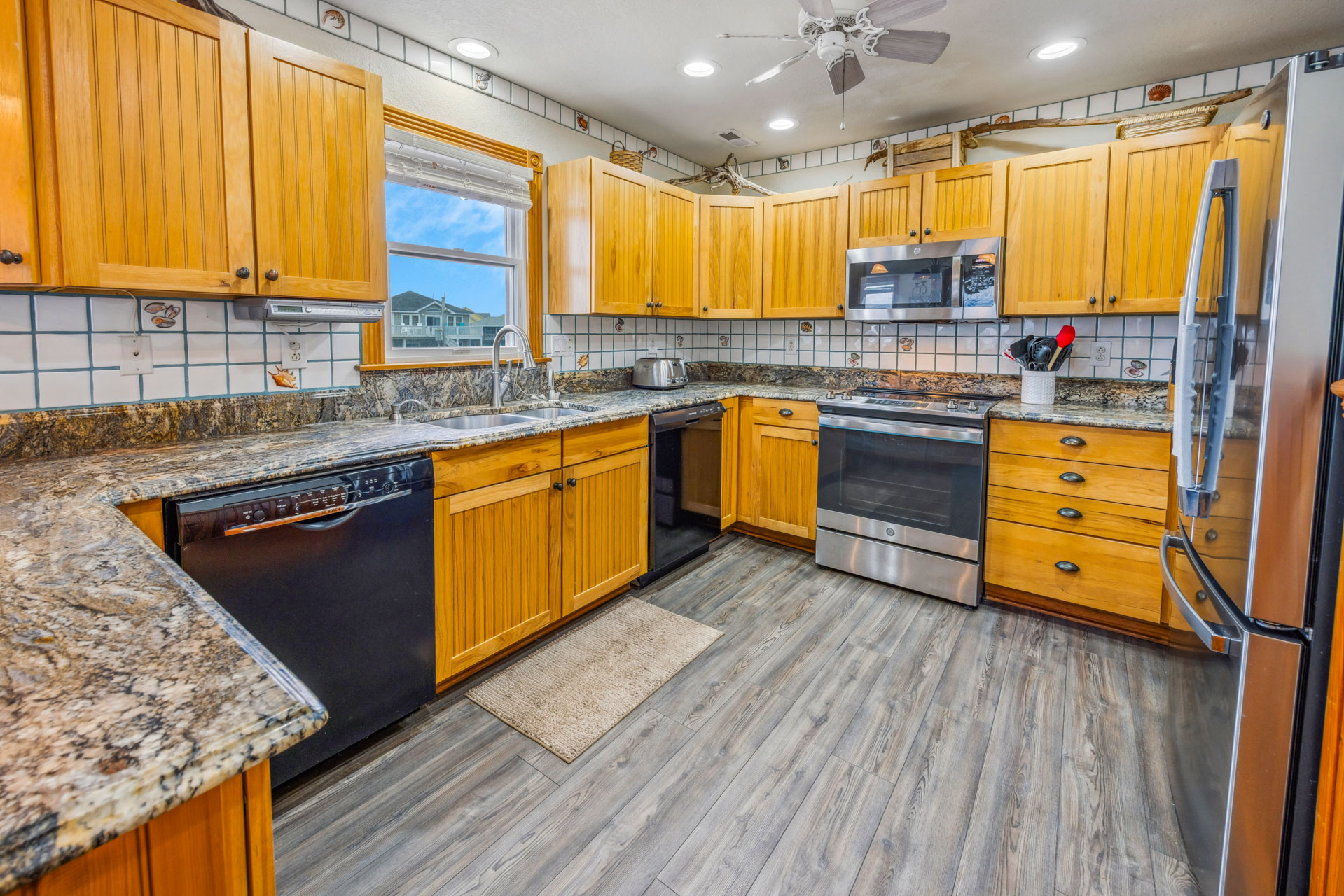 Surf Or Sound Realty 594 Hatteras Escape Kitchen 3