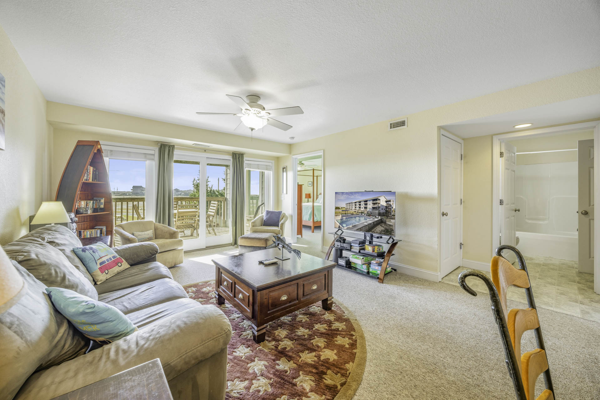 Surf Or Sound Realty 627 Isle Awhile Great Room 1