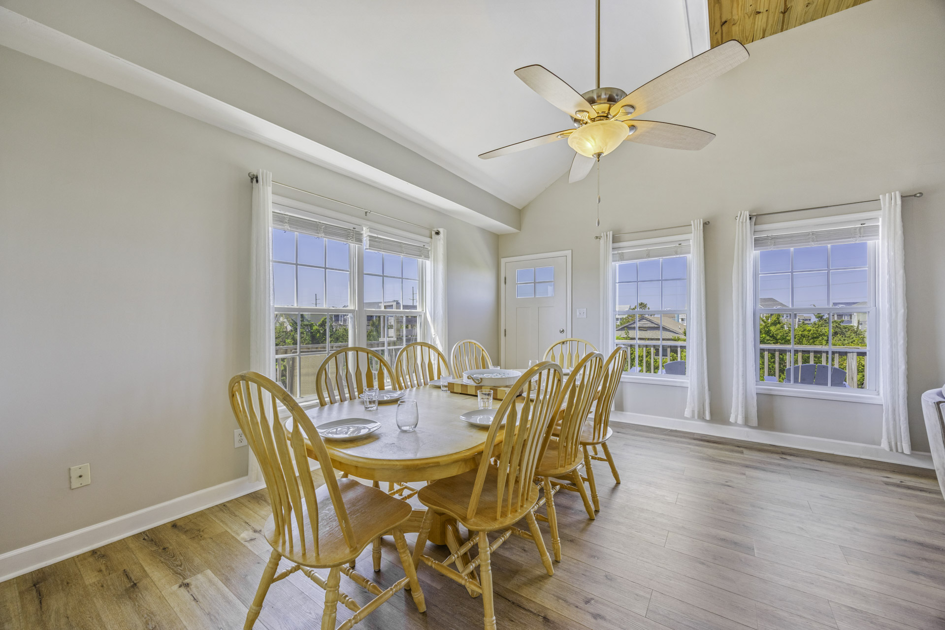 Surf Or Sound Realty 1236 Peace Of Paradise Dining Area 3