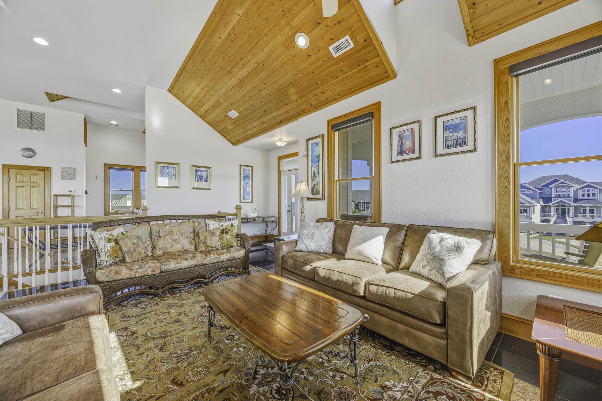 Surf Or Sound Realty 528 Hatteras Seaduction Great Room 4