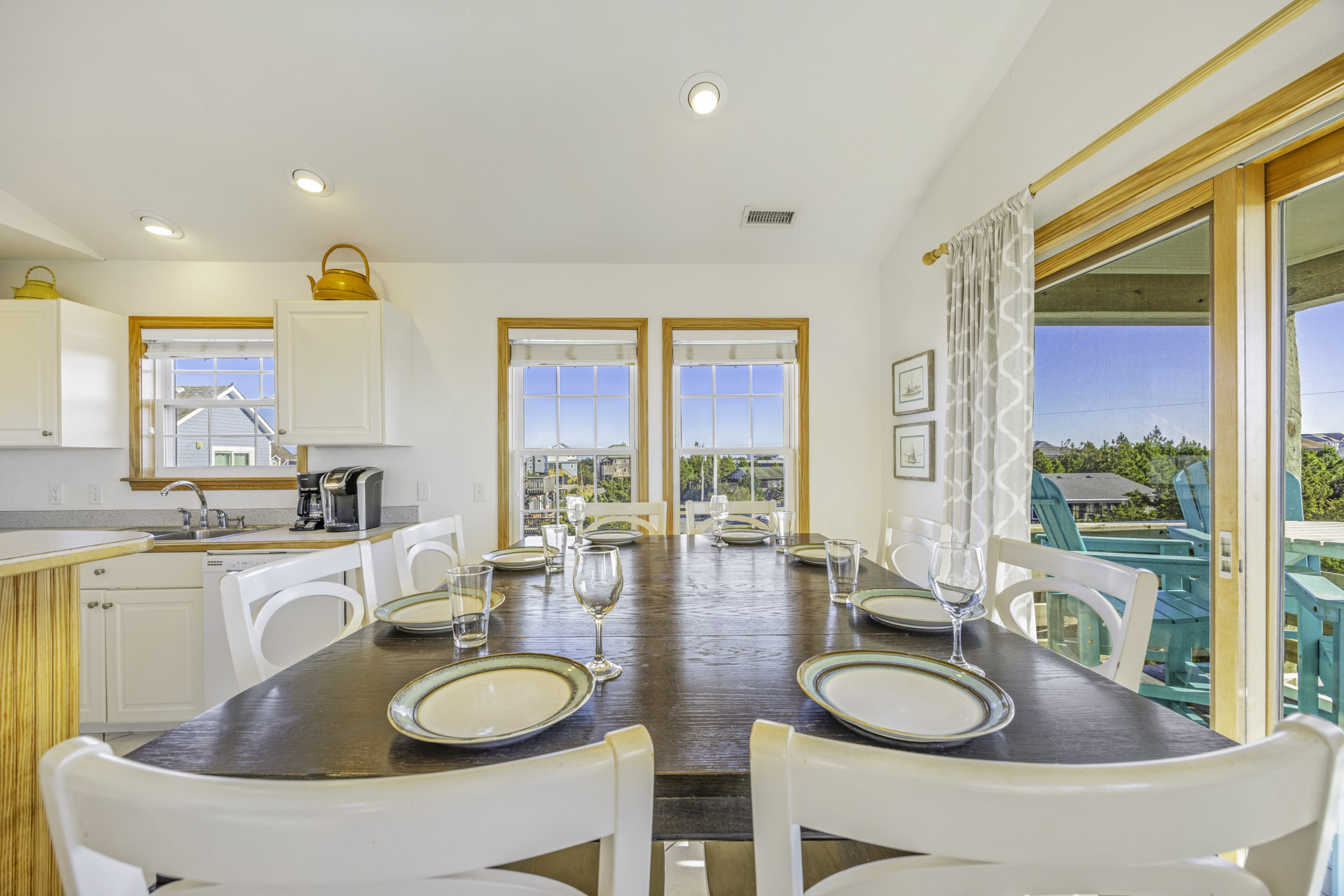 Surf Or Sound Realty 476 Changes In Attitude Dining Area 3