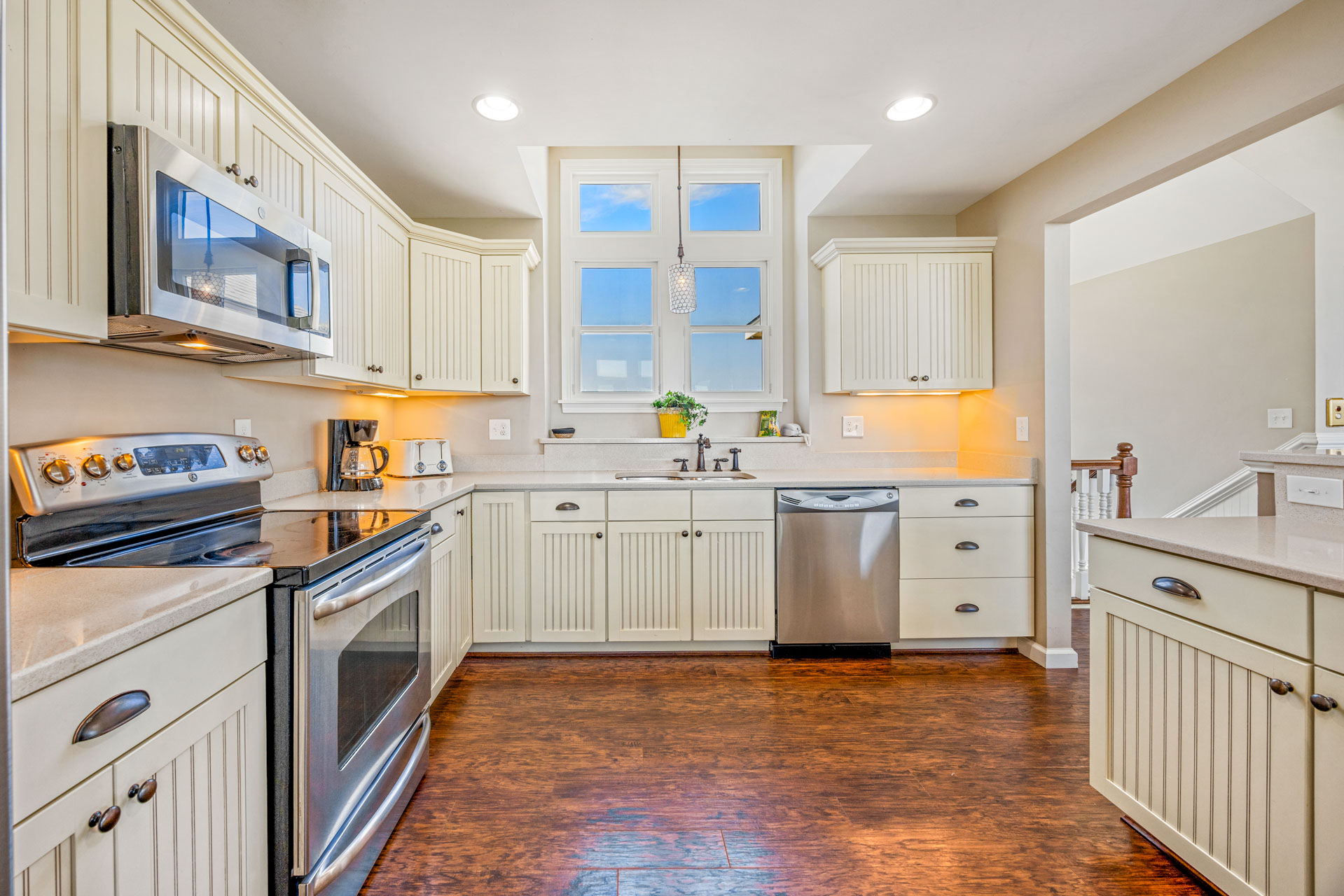 Surf Or Sound Realty 734 Hi View Kitchen 3