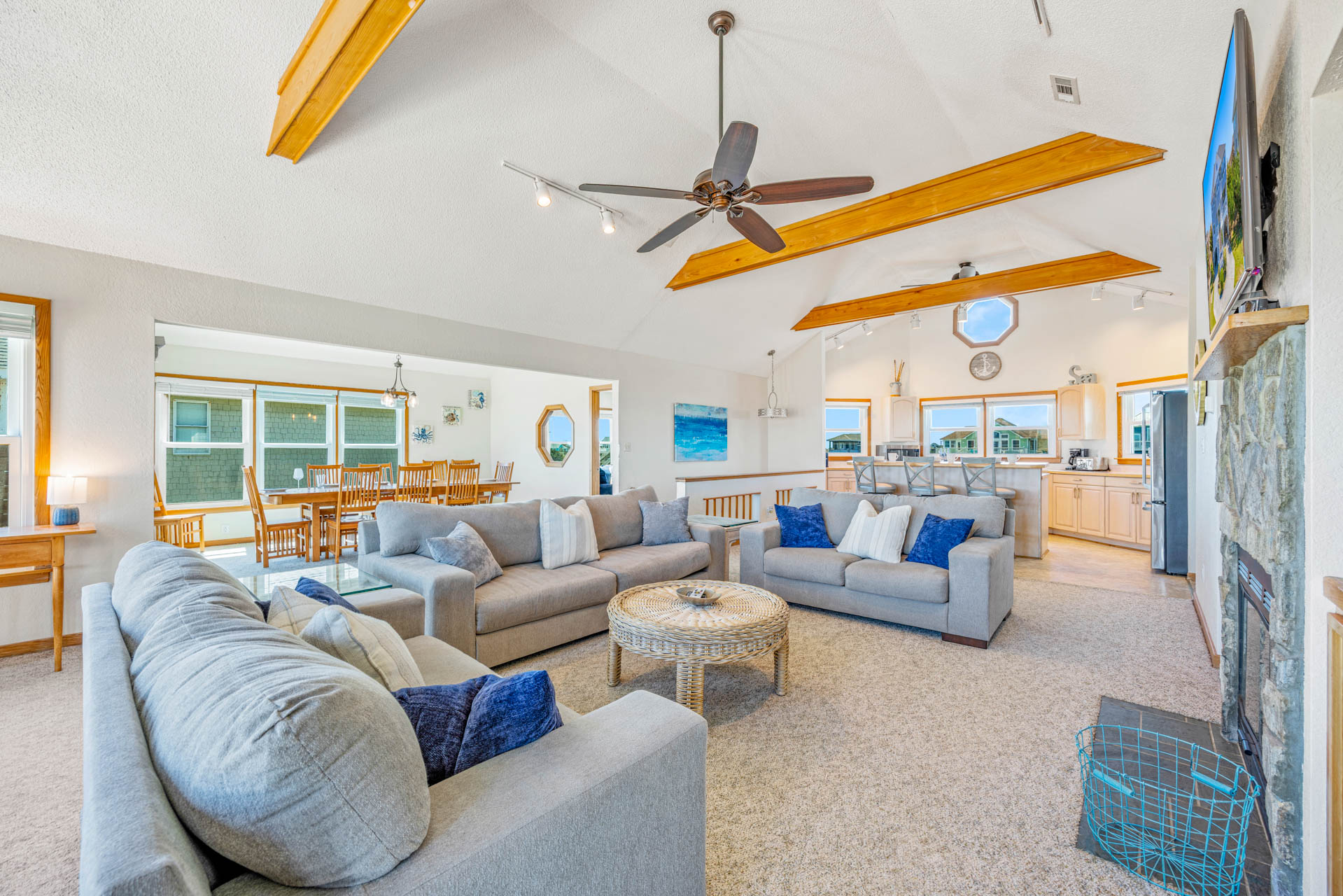 Surf Or Sound Realty 1208 Tranquil Waves Great Room 4