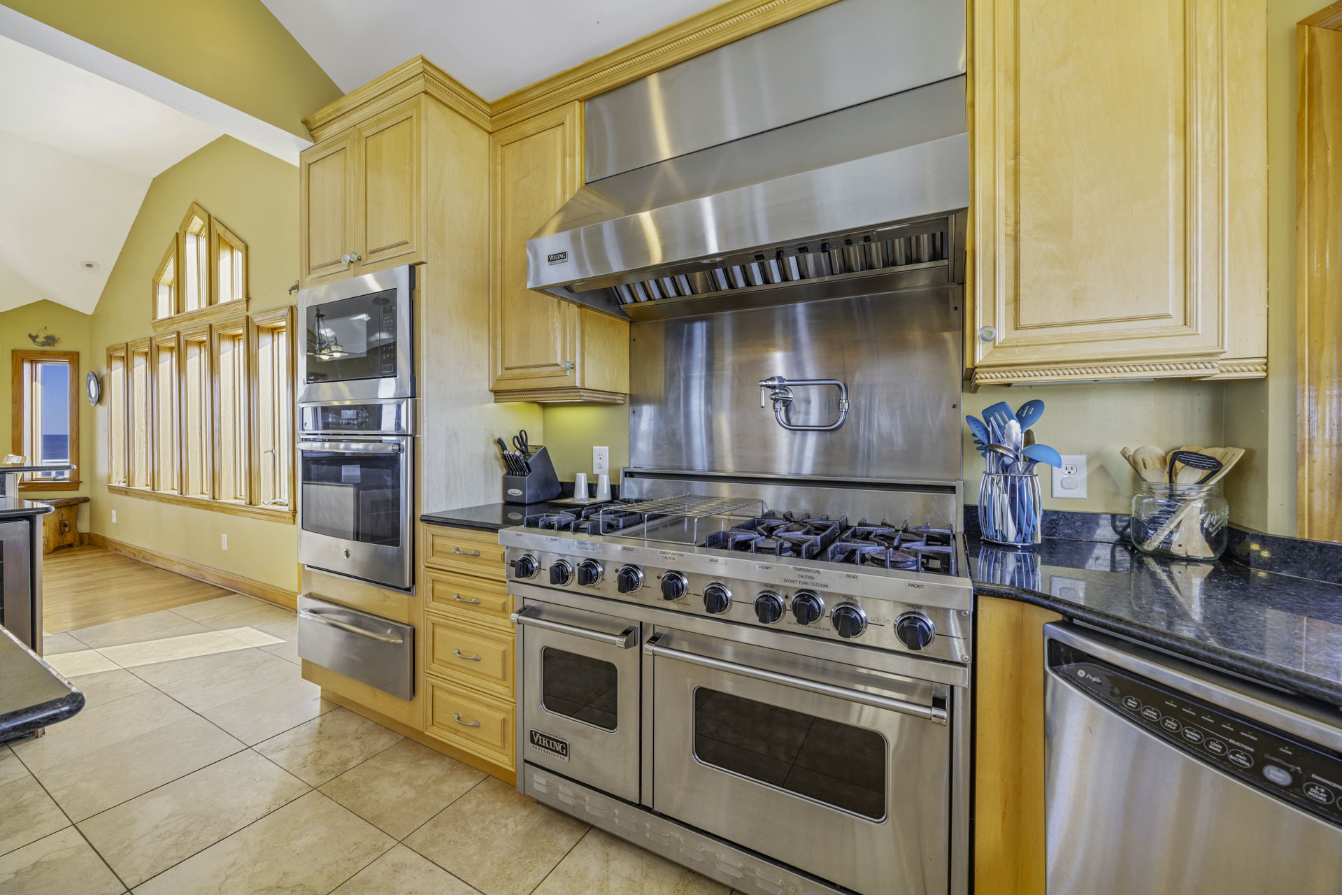 Surf Or Sound Realty 679 Sea Glass Kitchen 5