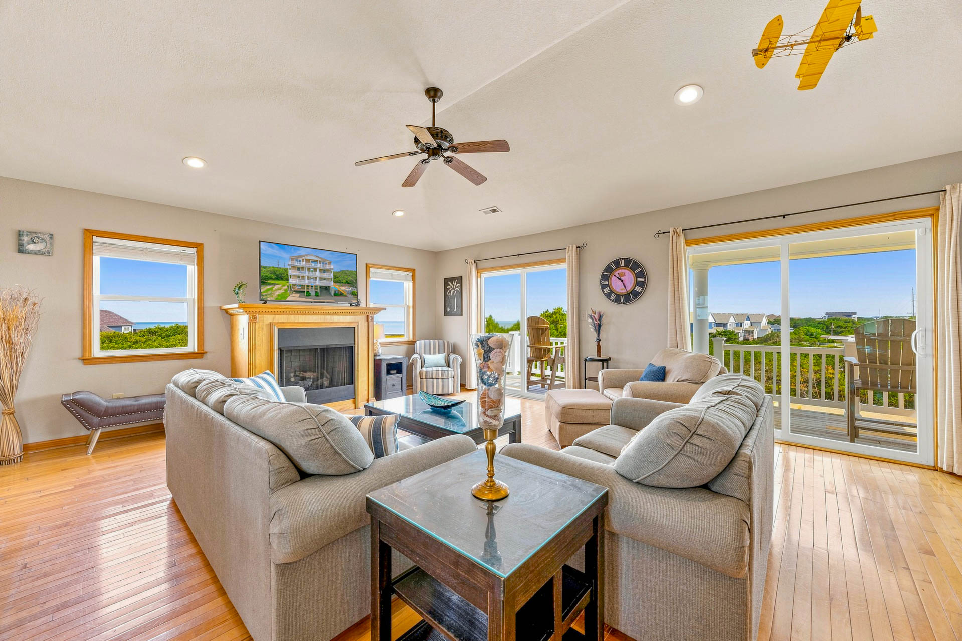 Surf Or Sound Realty 1255 Villa Dolce Vita Great Room 3