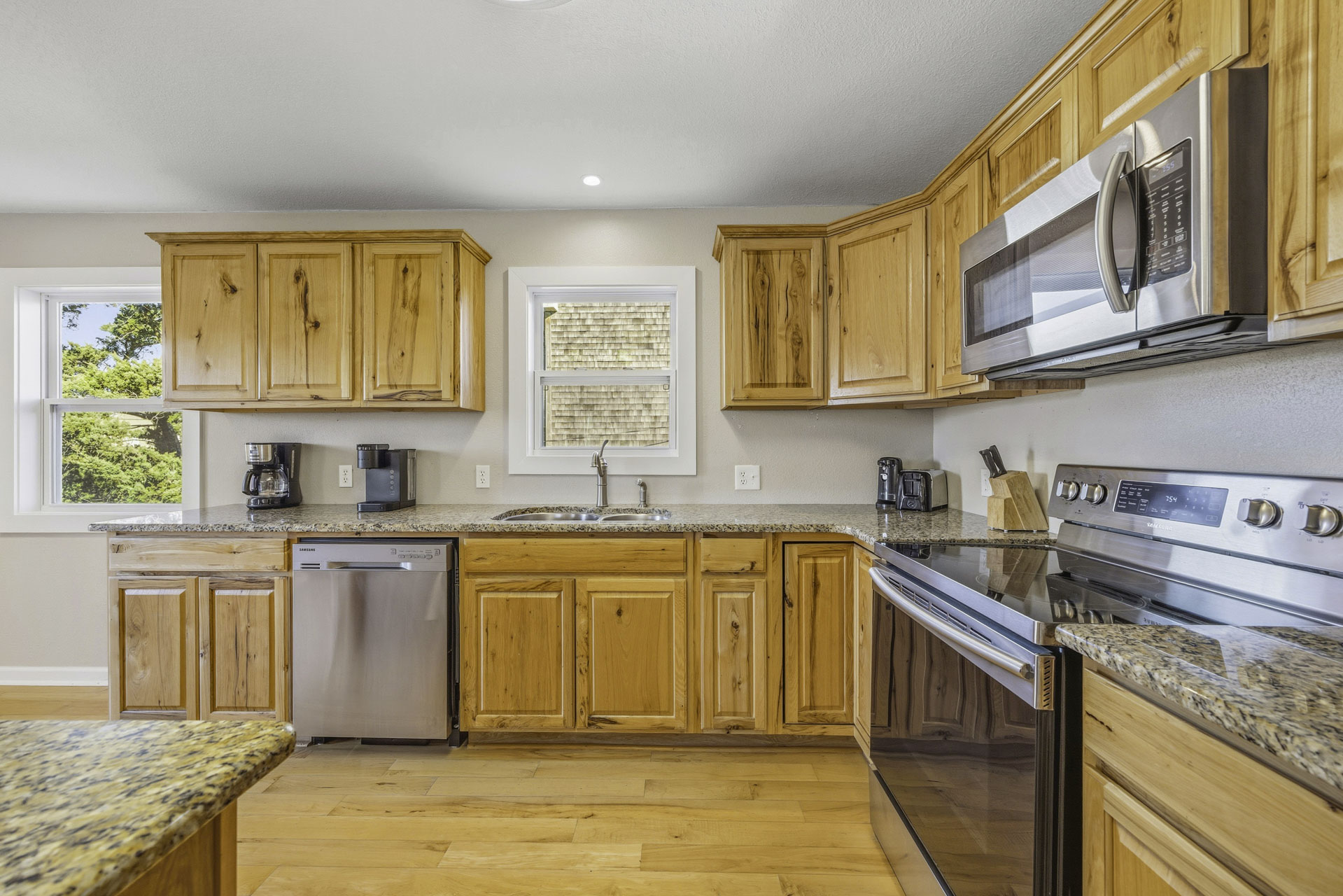 Surf Or Sound Realty 922 Soulshine Kitchen 4