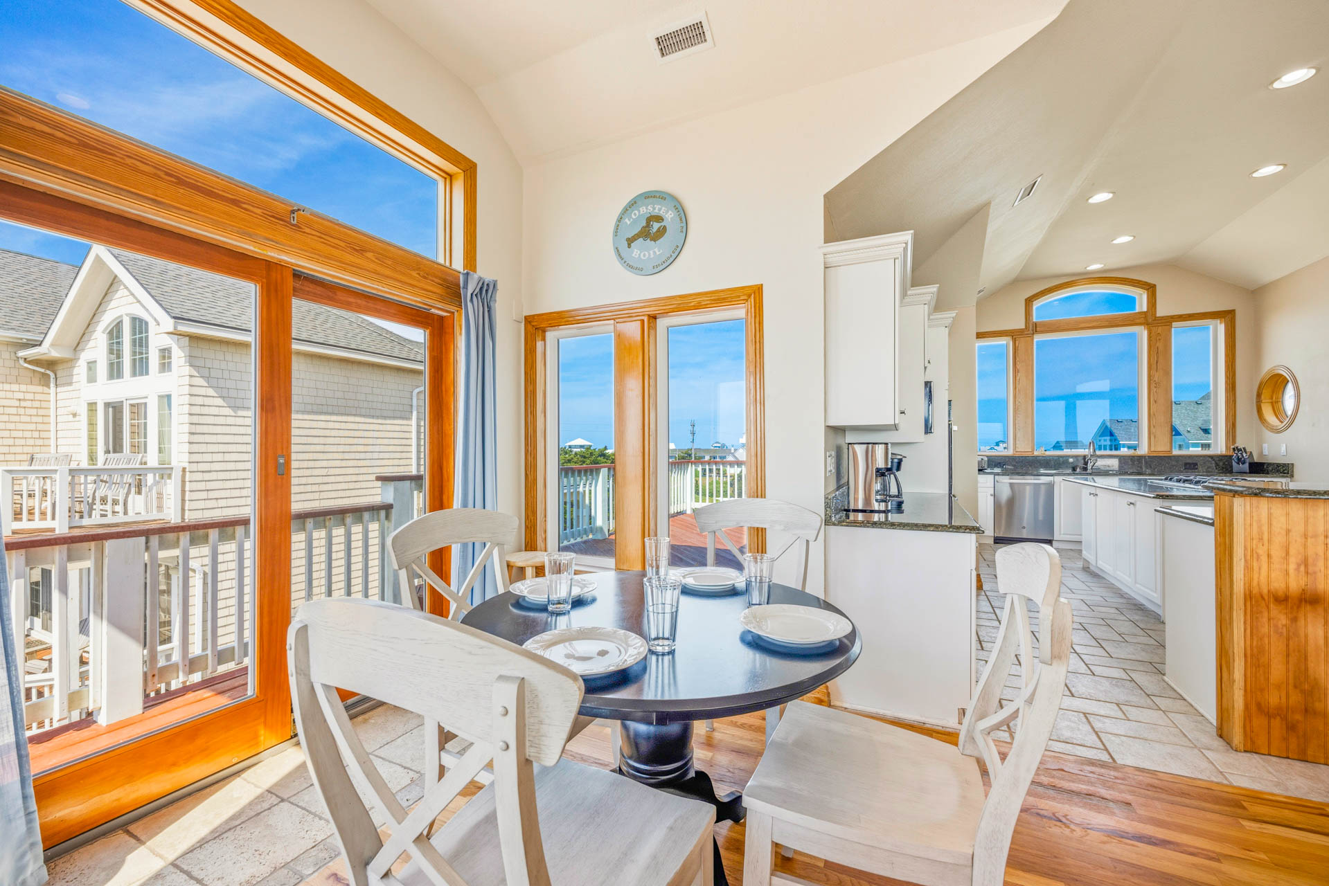 Surf Or Sound Realty 1126 Splash Landing Dining Area 4