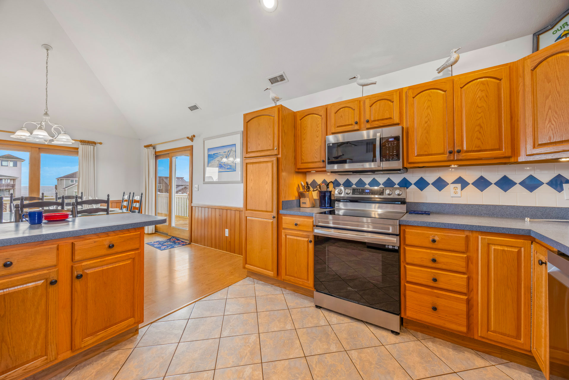 Surf Or Sound Realty 1250 Carolina Pearl Kitchen 4