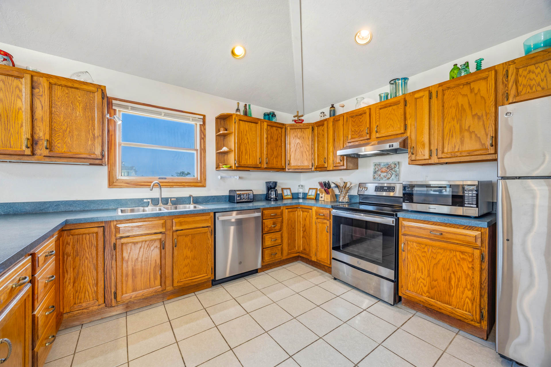 Surf Or Sound Realty 824 Sun Kist Kitchen 3