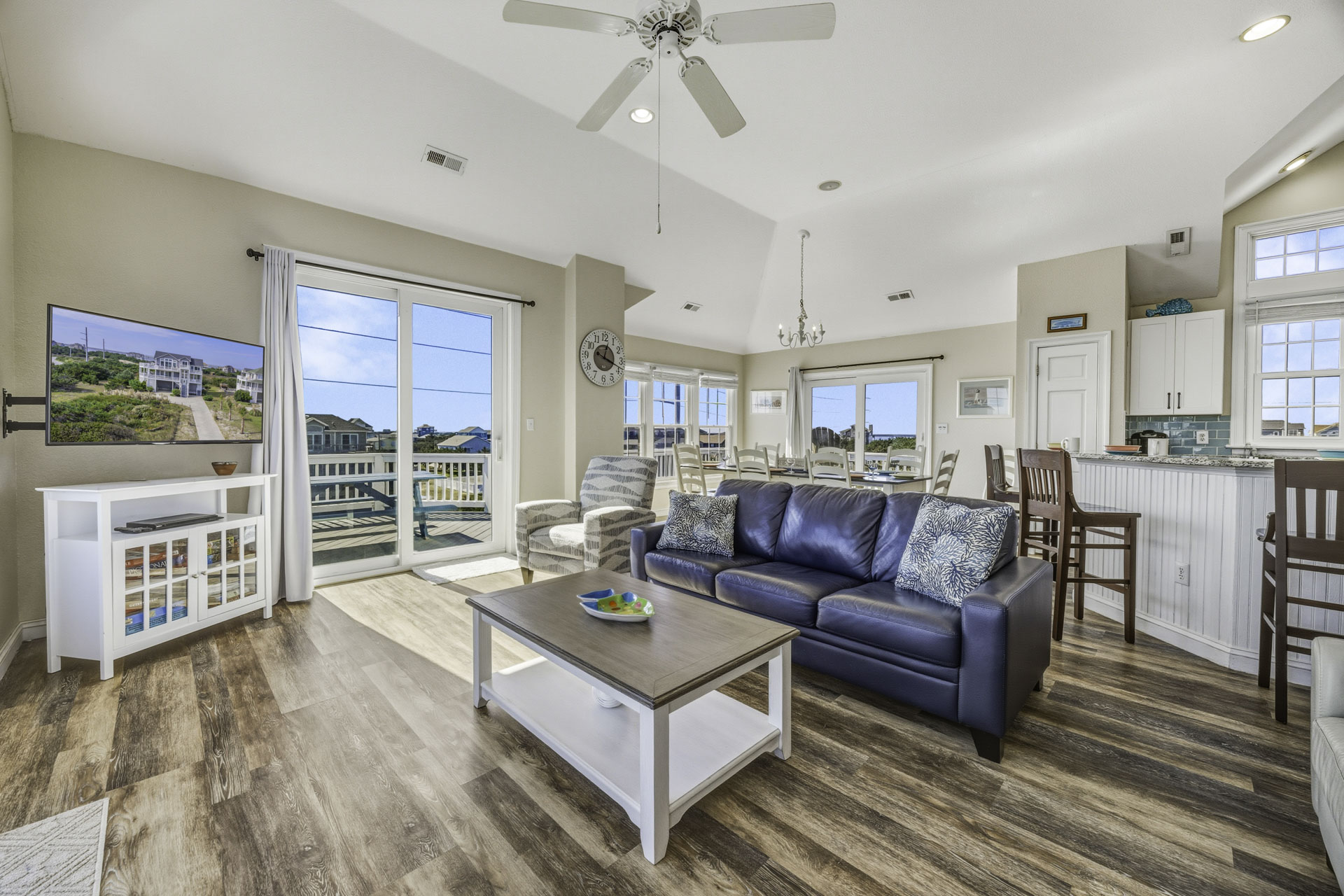 Surf Or Sound Realty 584 Skipper's Gig Great Room 2