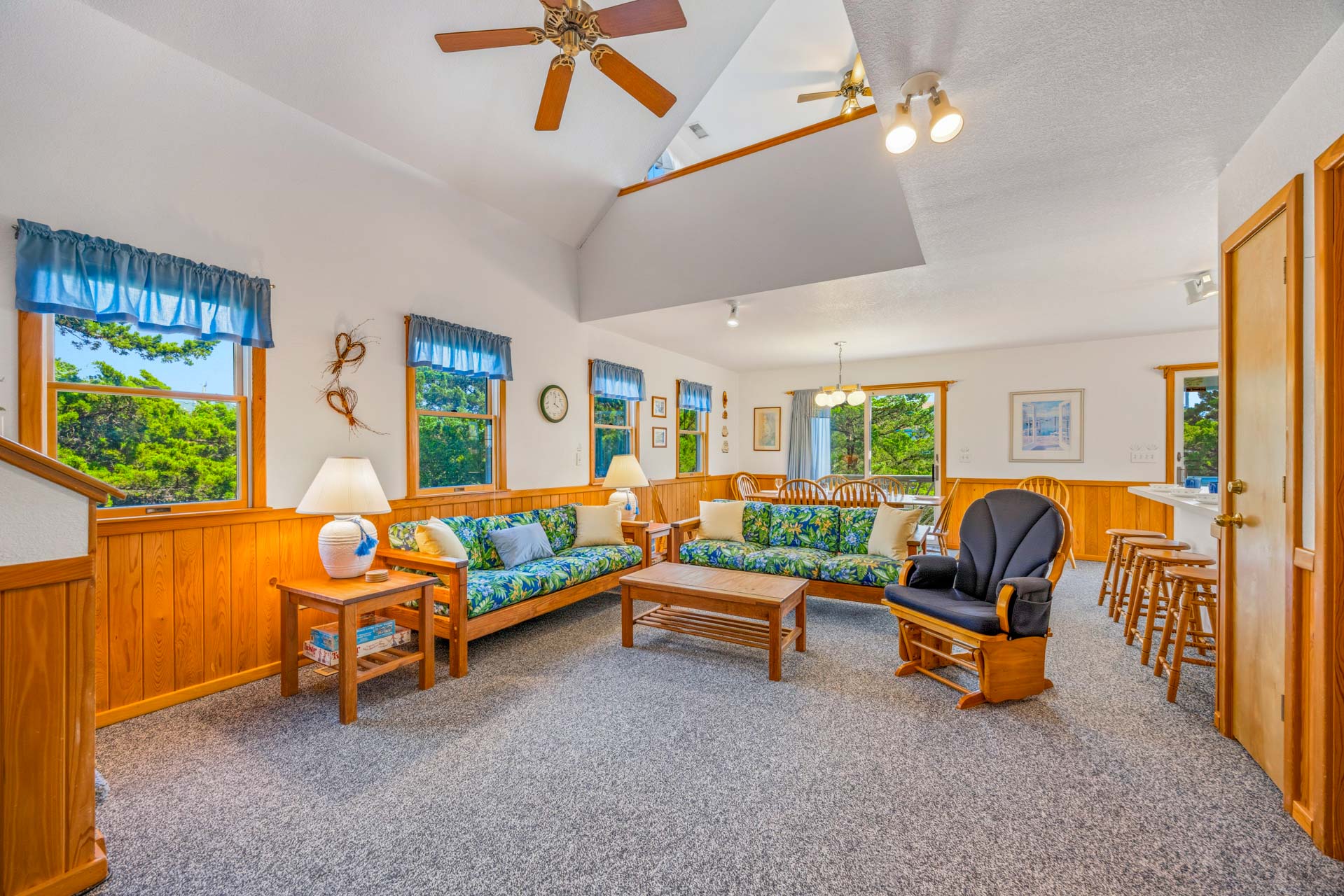 Surf Or Sound Realty 1252 Tern Inn Great Room 2