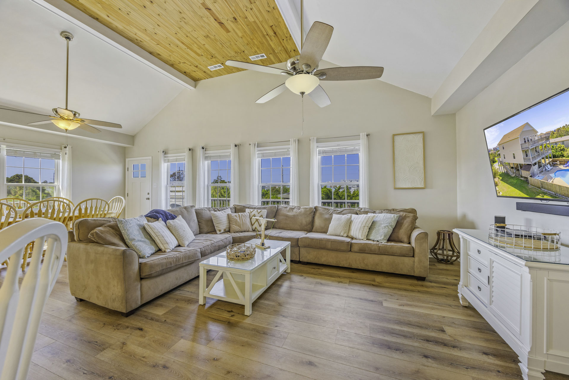 Surf Or Sound Realty 1236 Peace Of Paradise Great Room 4