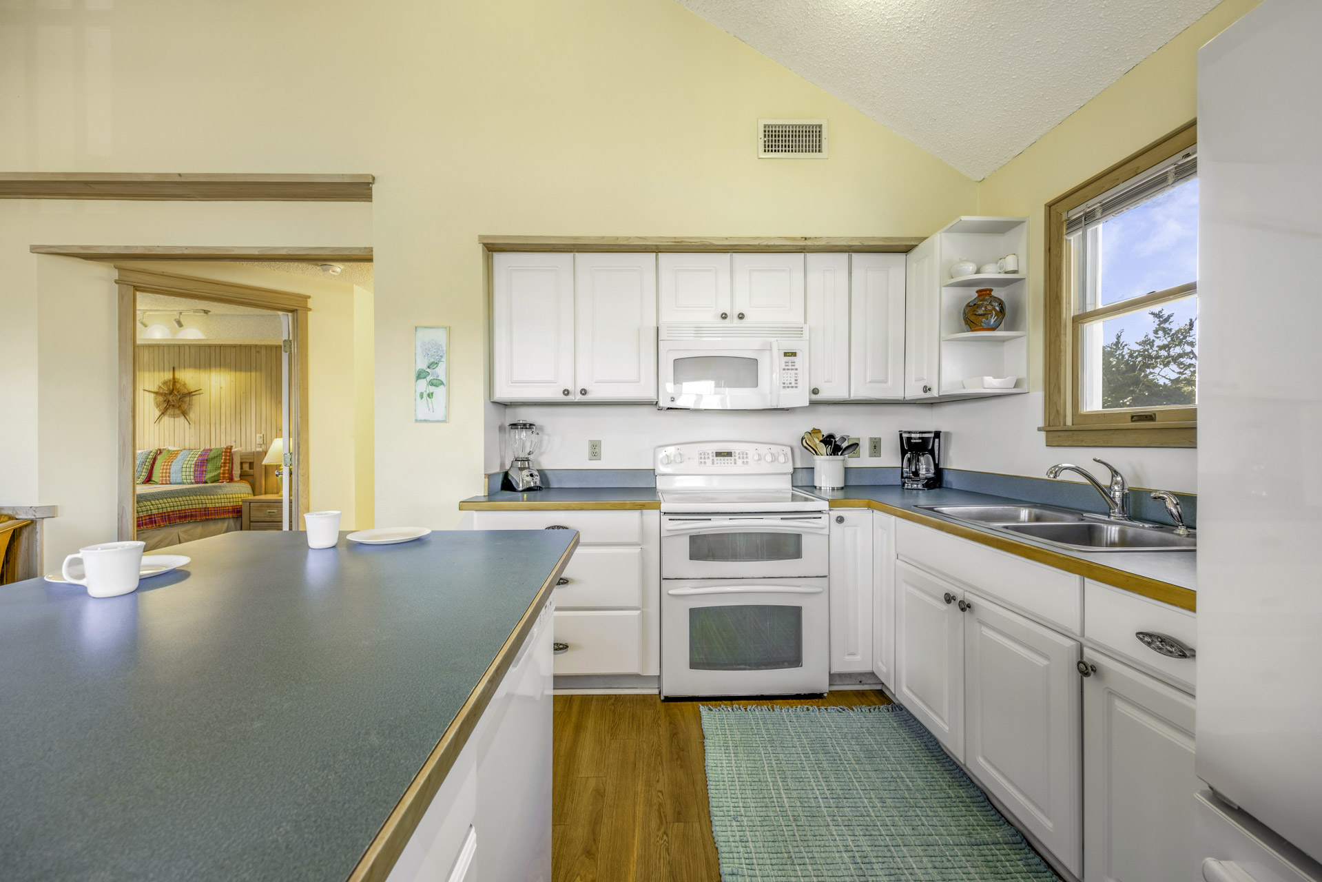 Surf Or Sound Realty 113 Sea Biscuit Kitchen 2